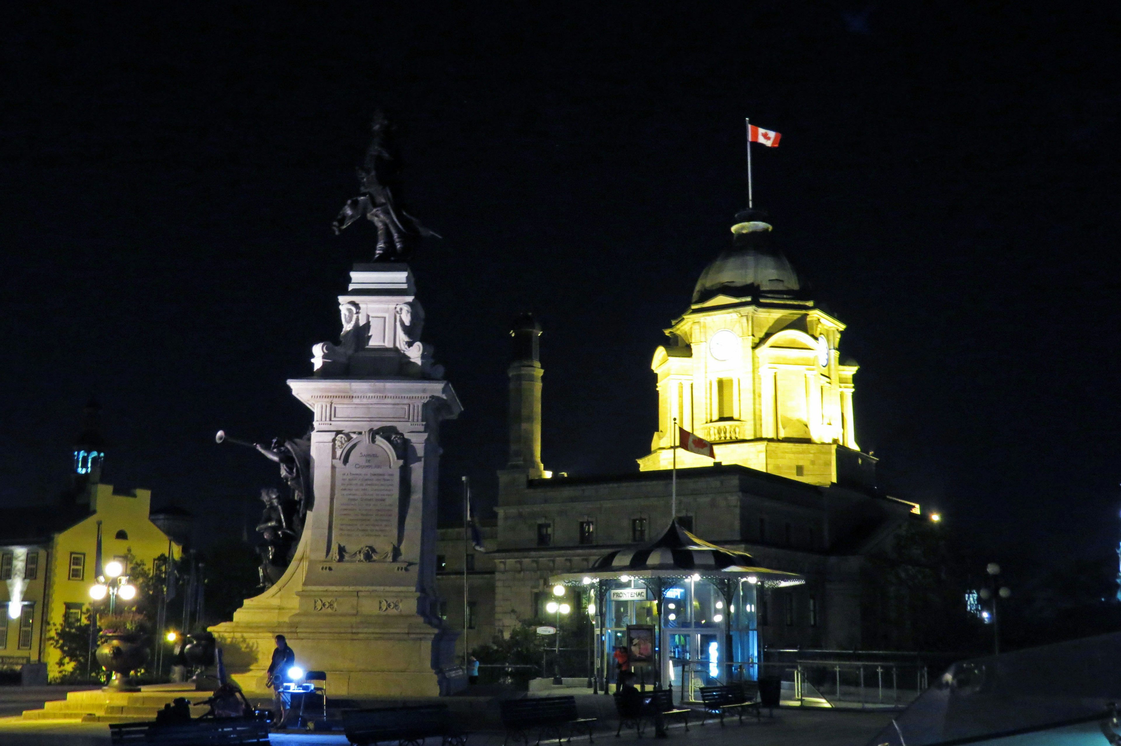 Monumen dan bangunan yang diterangi di malam hari