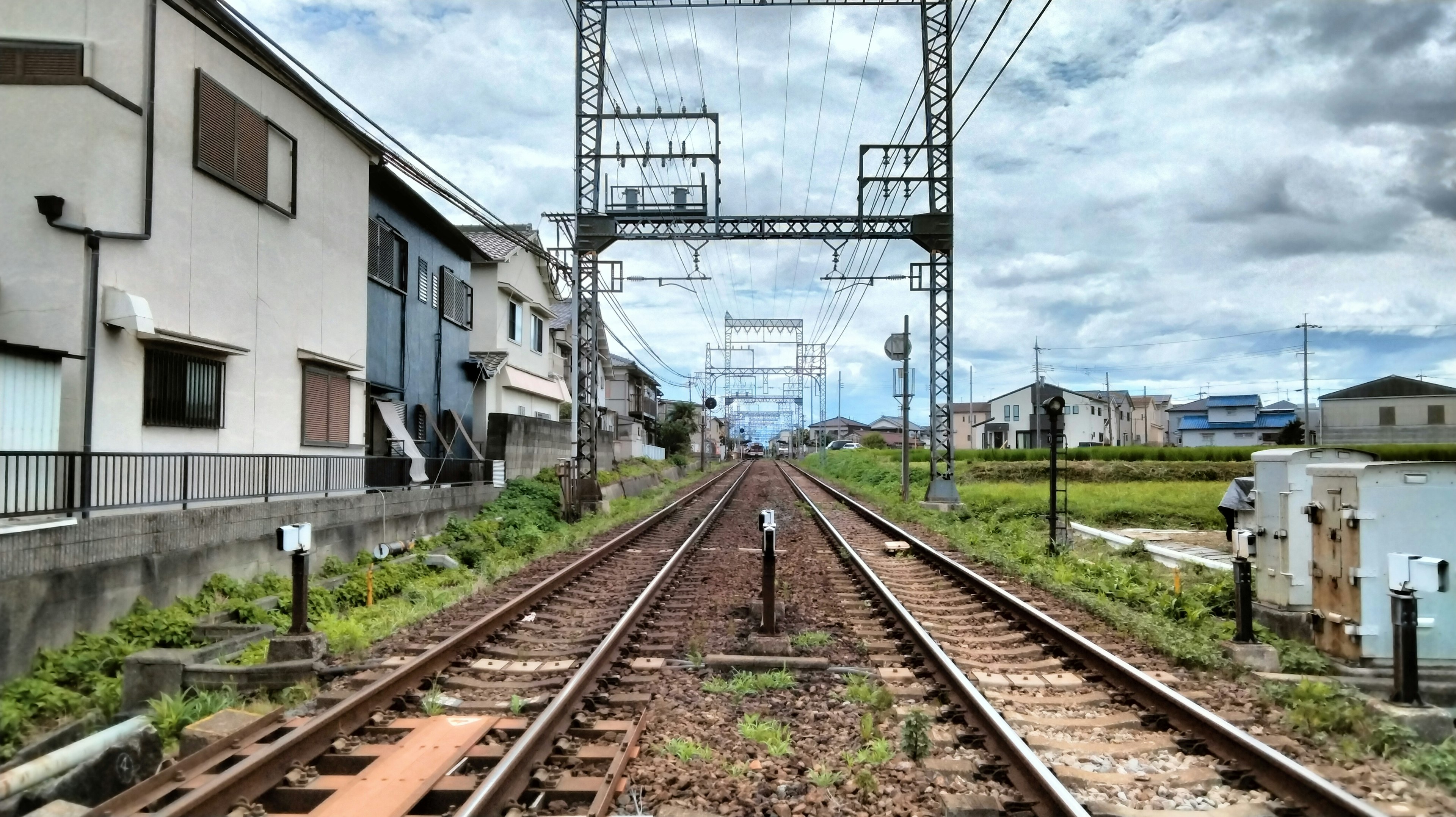 沿稻田的铁路轨道视图