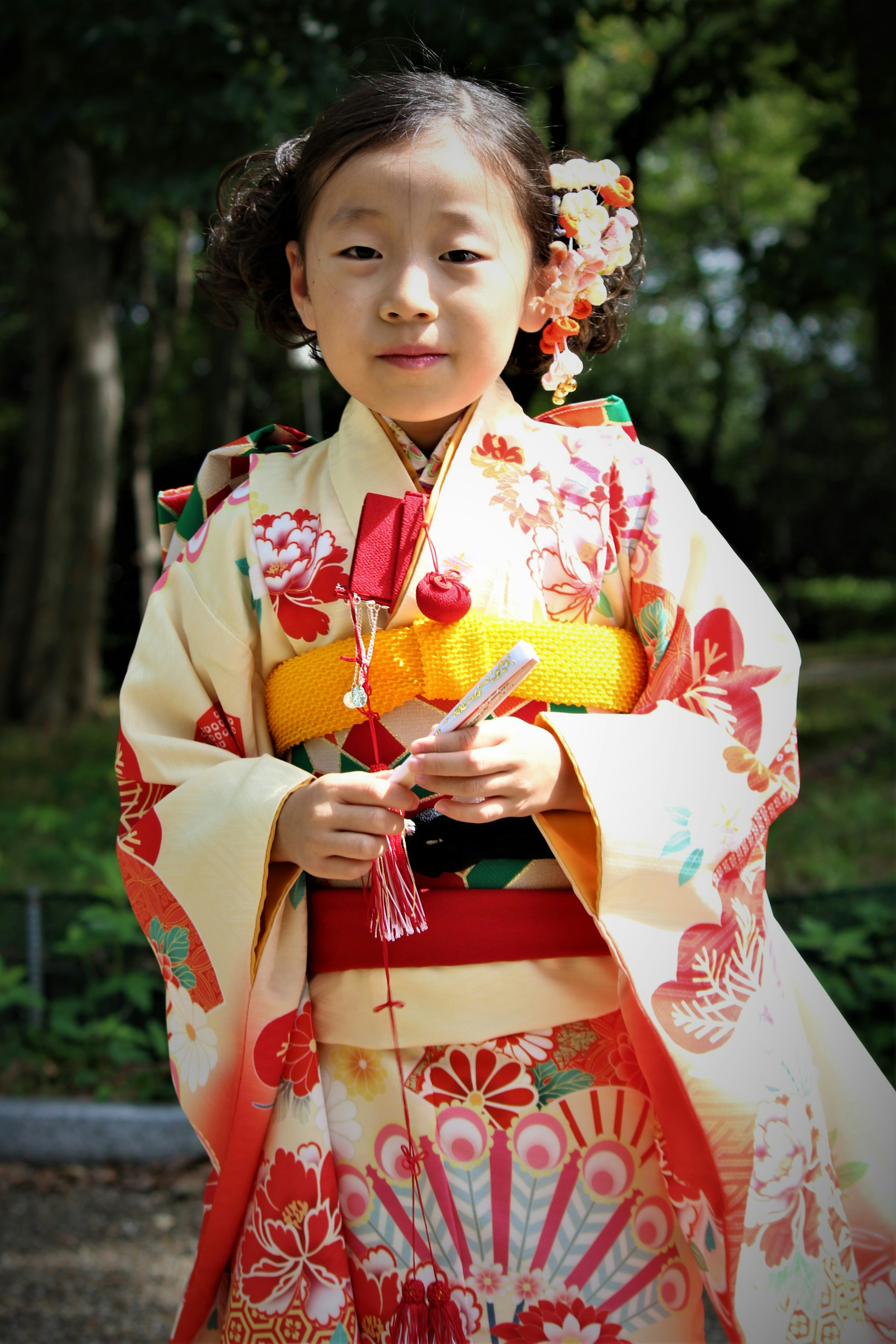 Ein junges Mädchen in einem traditionellen Kimono mit floralen Mustern