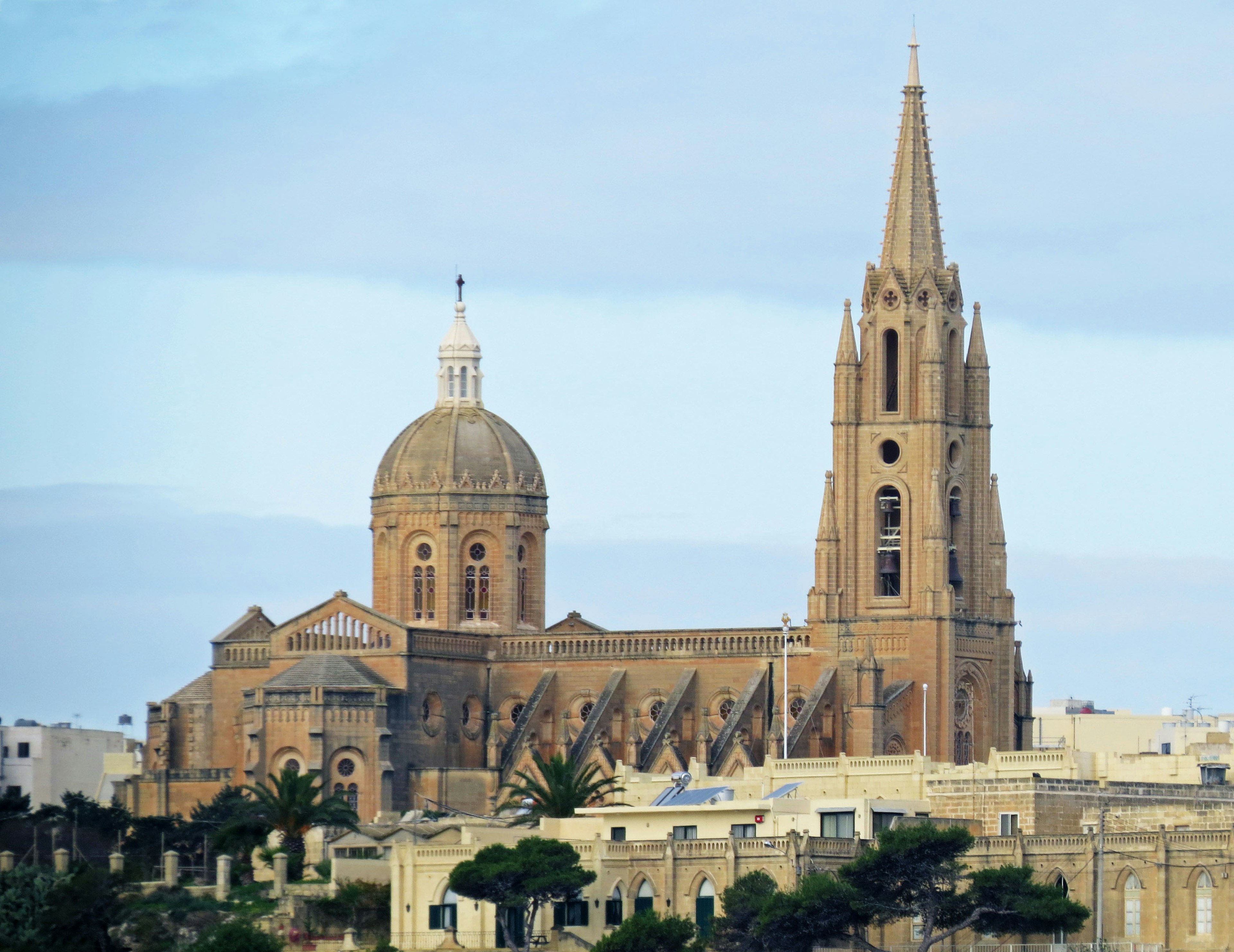 Arquitectura majestuosa de la iglesia con agujas y cúpula