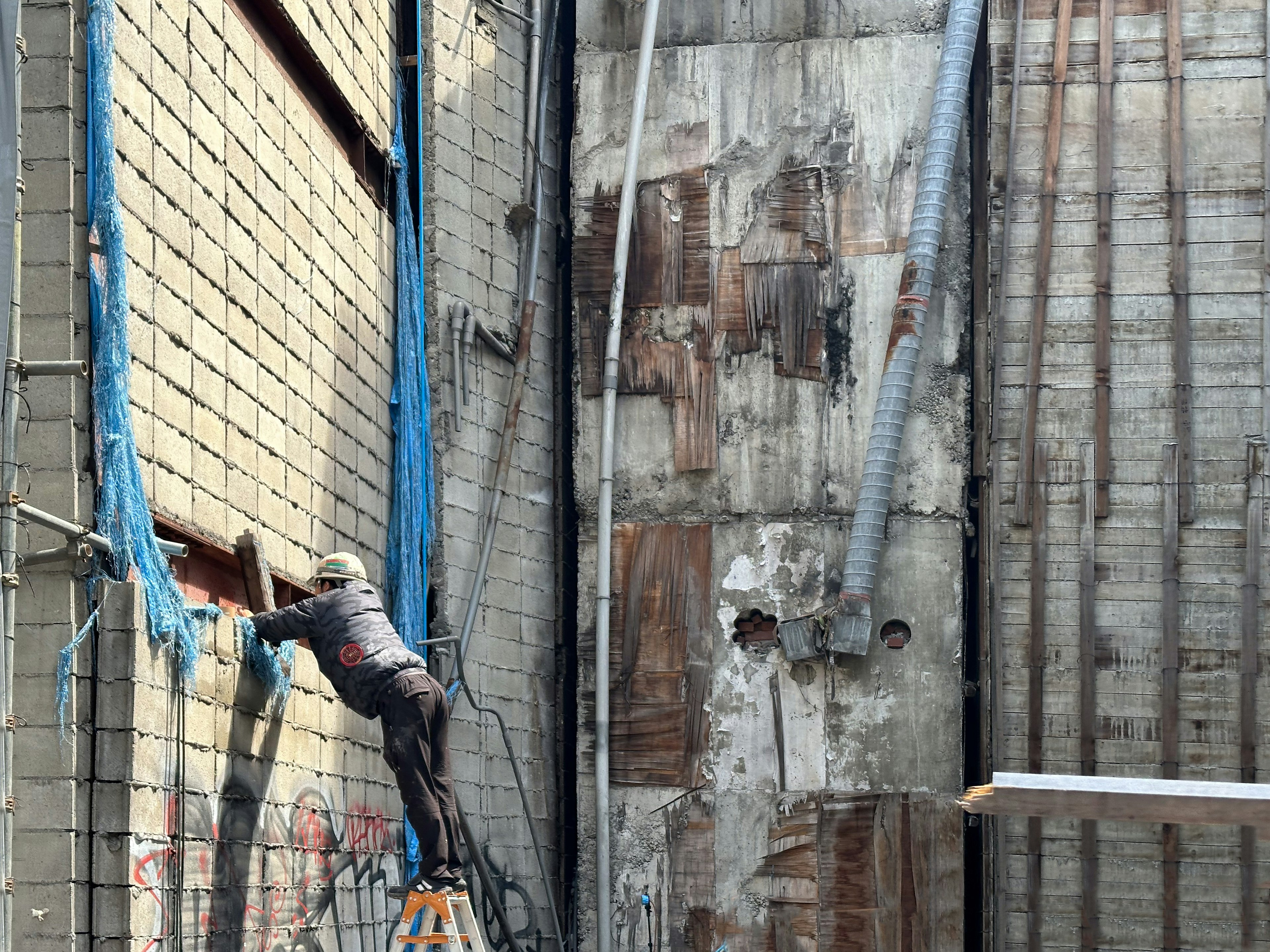 Imagen de un trabajador realizando tareas en altura en un sitio de construcción