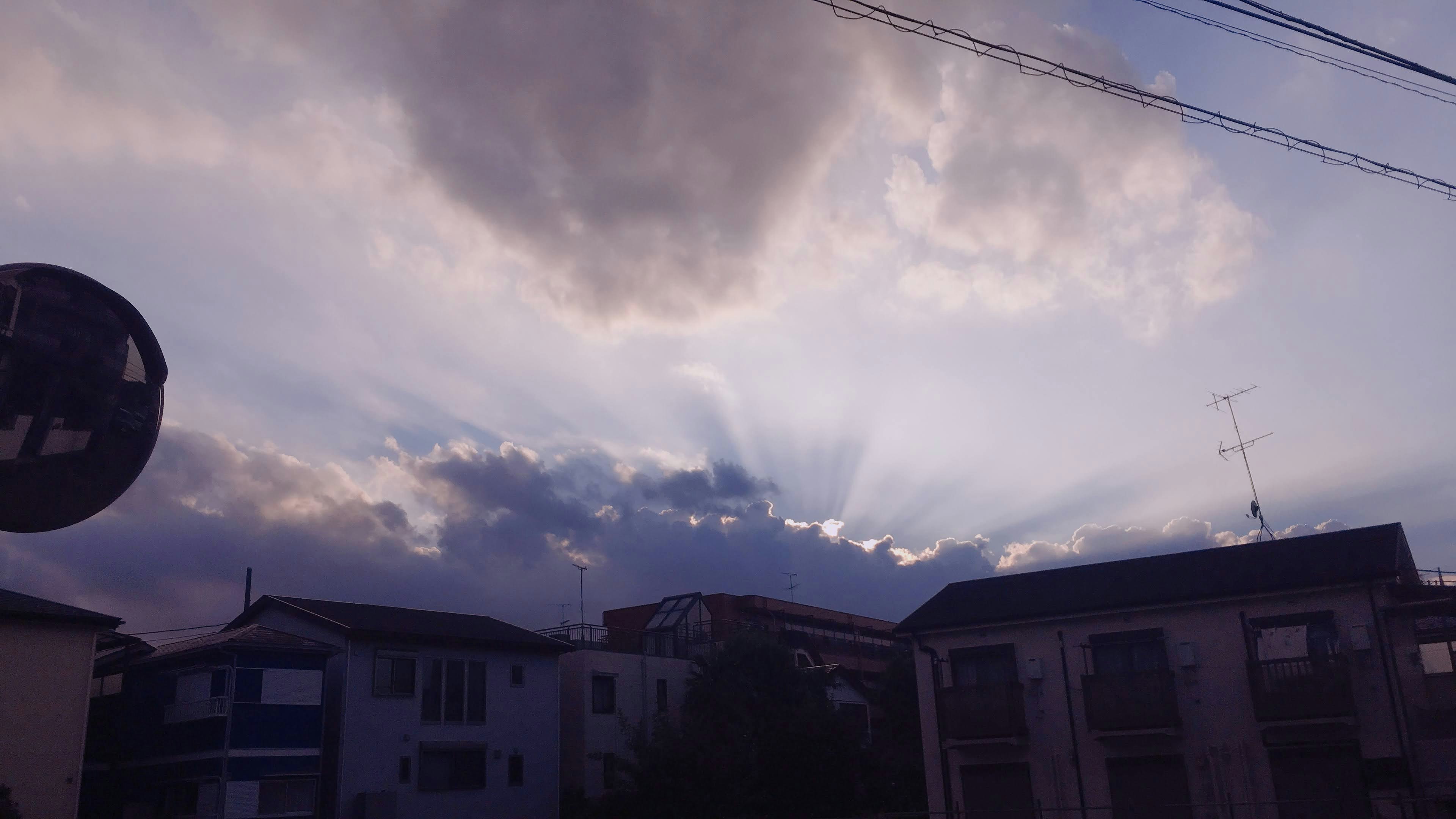 夕焼けの雲と光線が見える空の風景