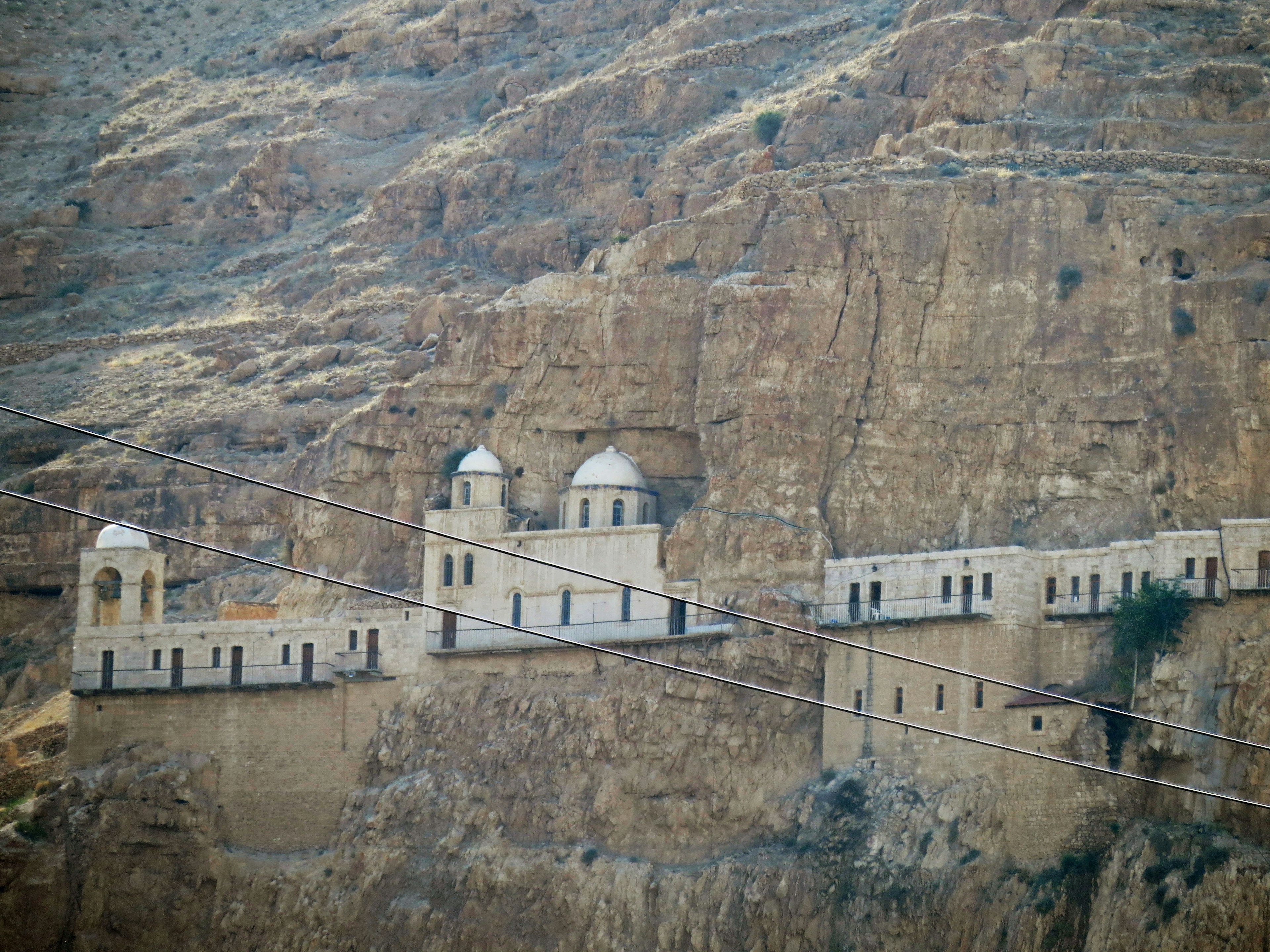 Monastère perché sur une falaise rocheuse