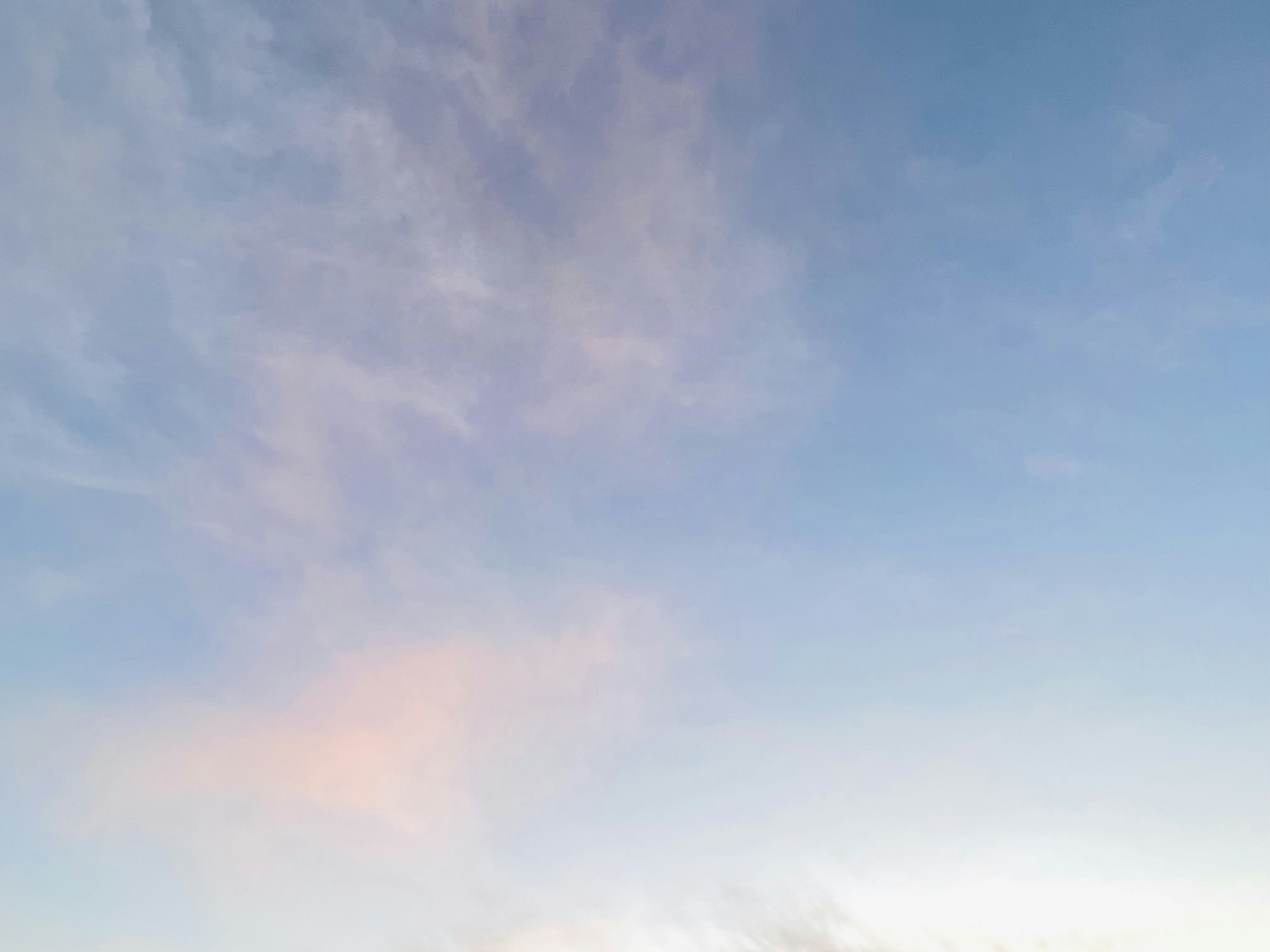 Un ciel serein avec des nuages doux dans des nuances de bleu et de rose