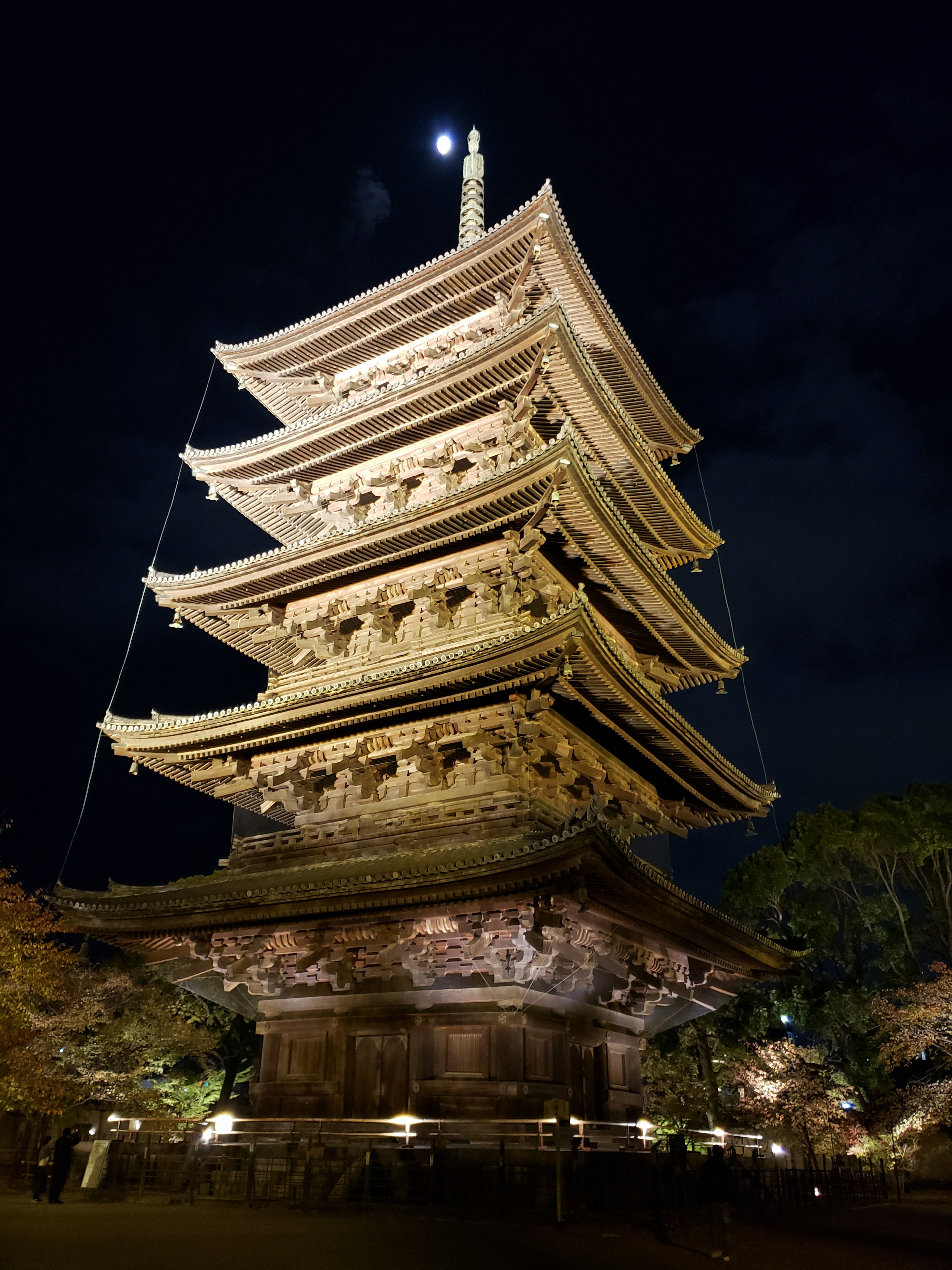 Struktur pagoda yang indah diterangi malam