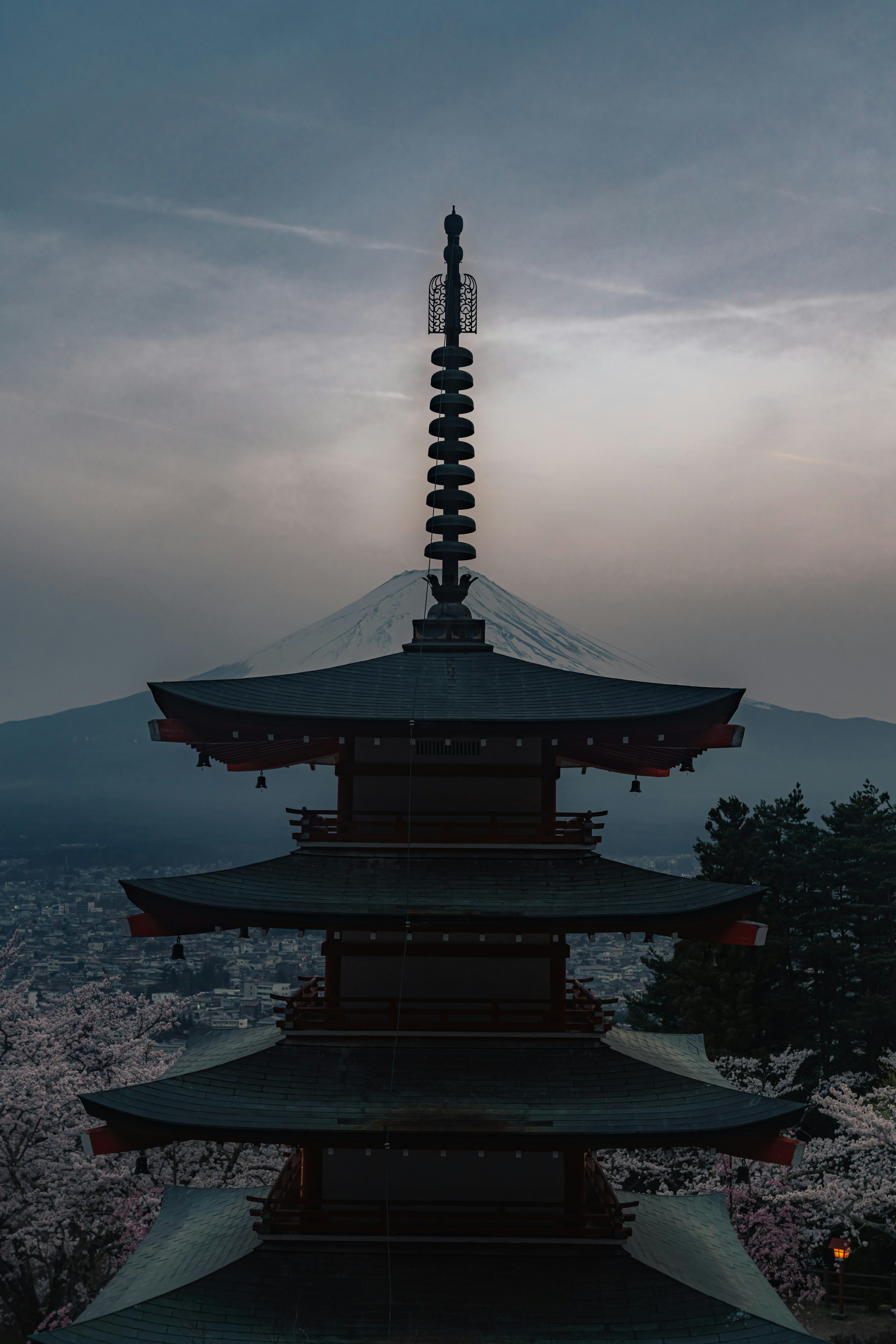 山の上にある五重塔と背景の富士山の景色