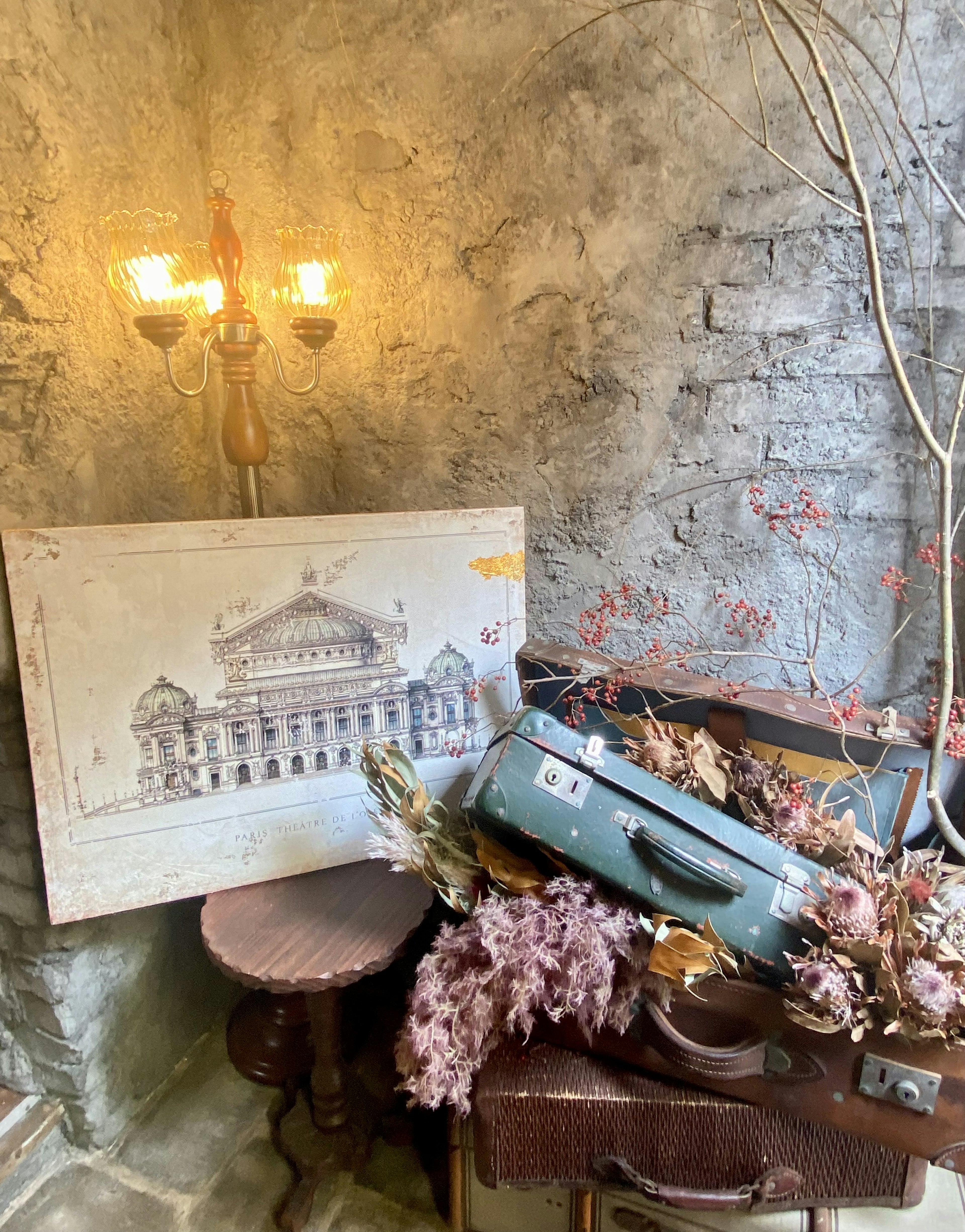 Intérieur antique avec une vieille valise et des fleurs séchées