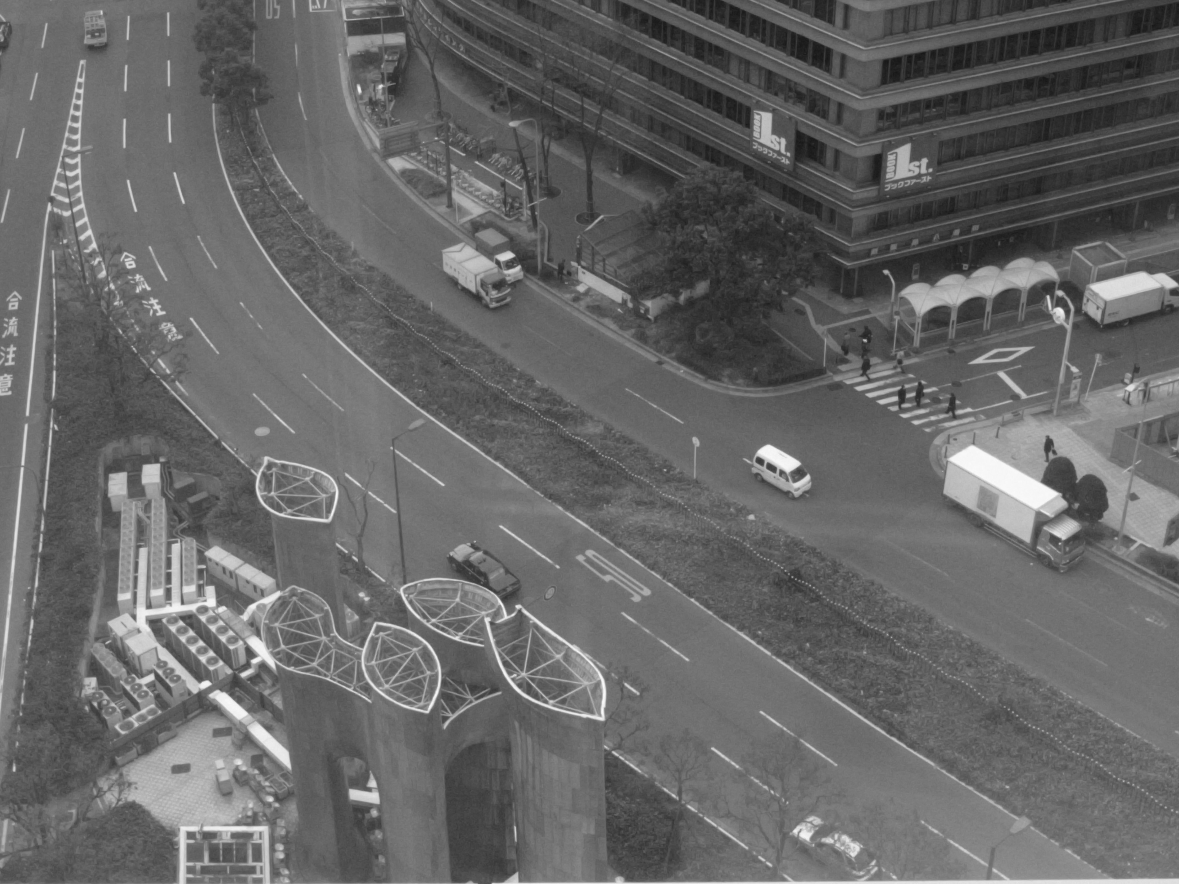 Vue aérienne d'un carrefour avec des routes et des bâtiments visibles montrant le flux de circulation