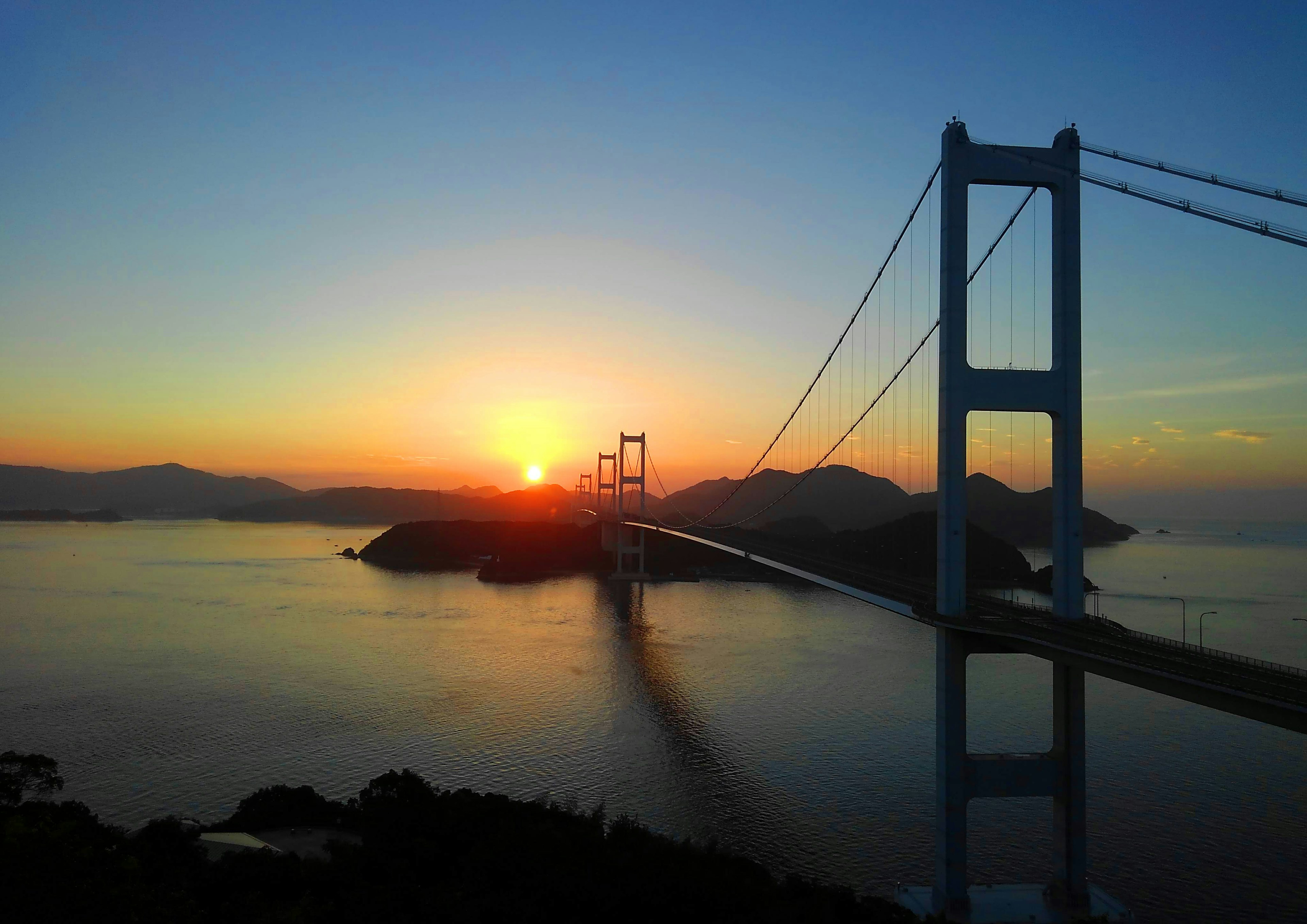 Pont magnifique et paysage marin au coucher du soleil