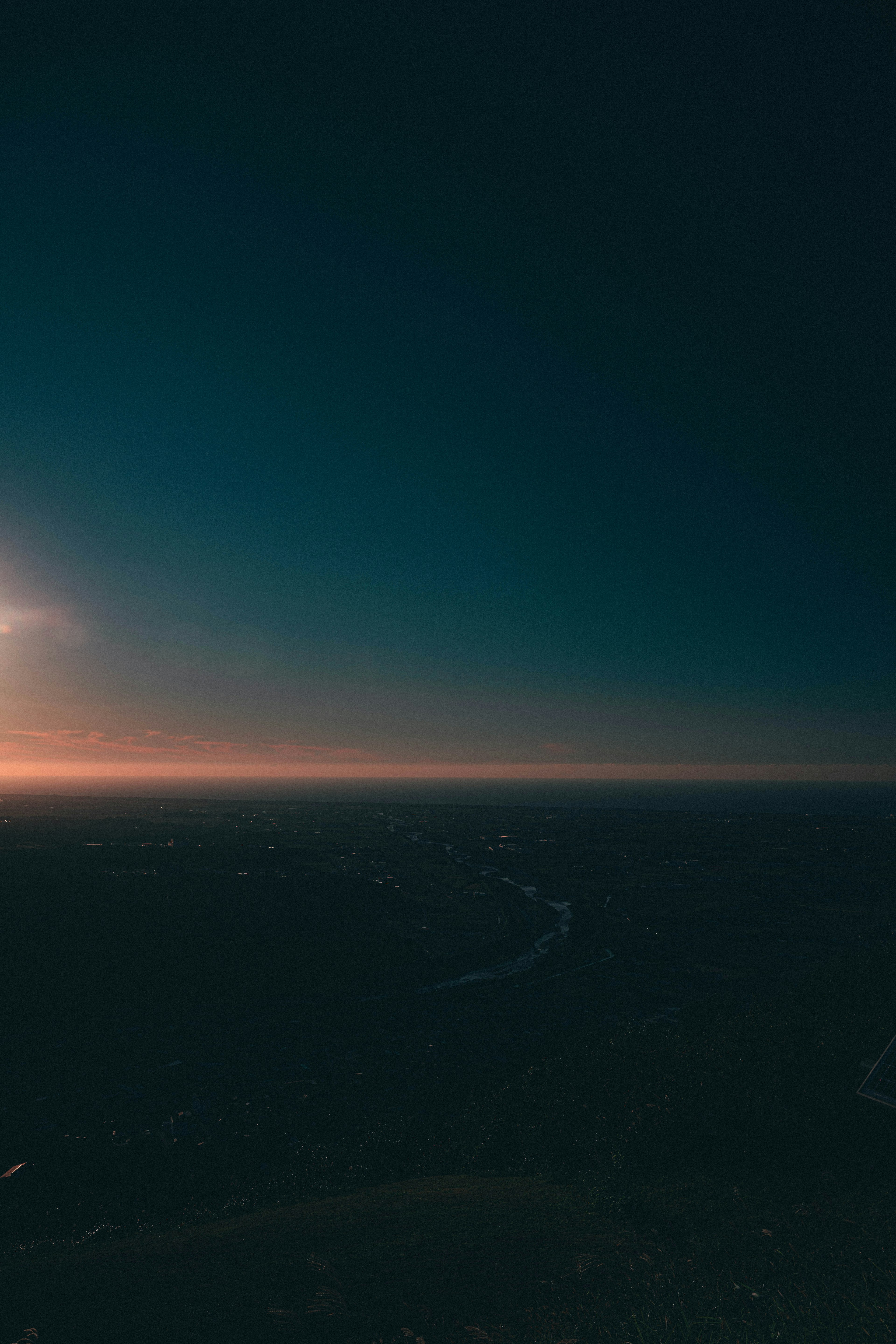 Un hermoso degradado de cielo oscuro y horizonte