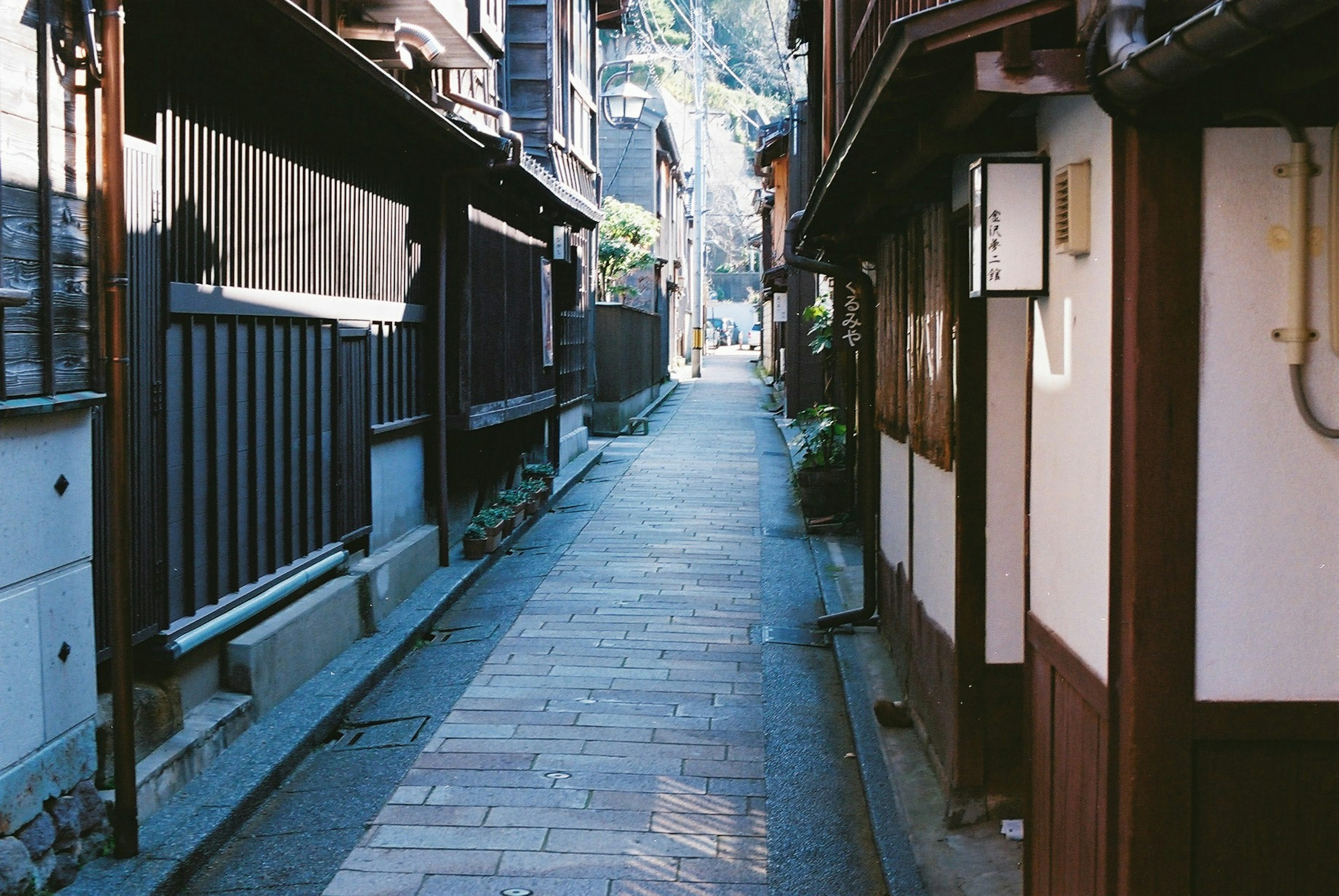 Une ruelle tranquille entourée de bâtiments traditionnels