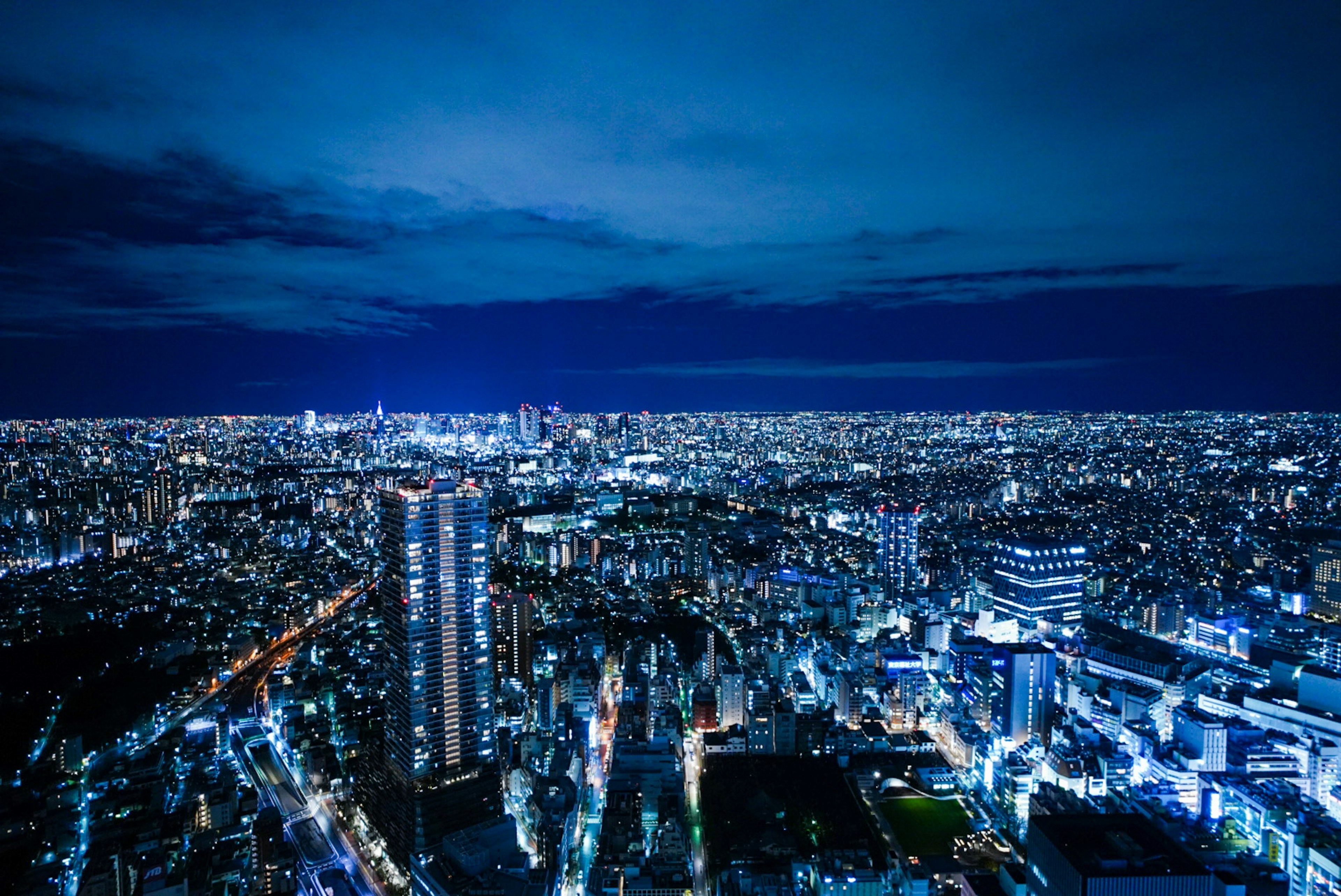 Vista panoramica di Tokyo di notte con grattacieli illuminati