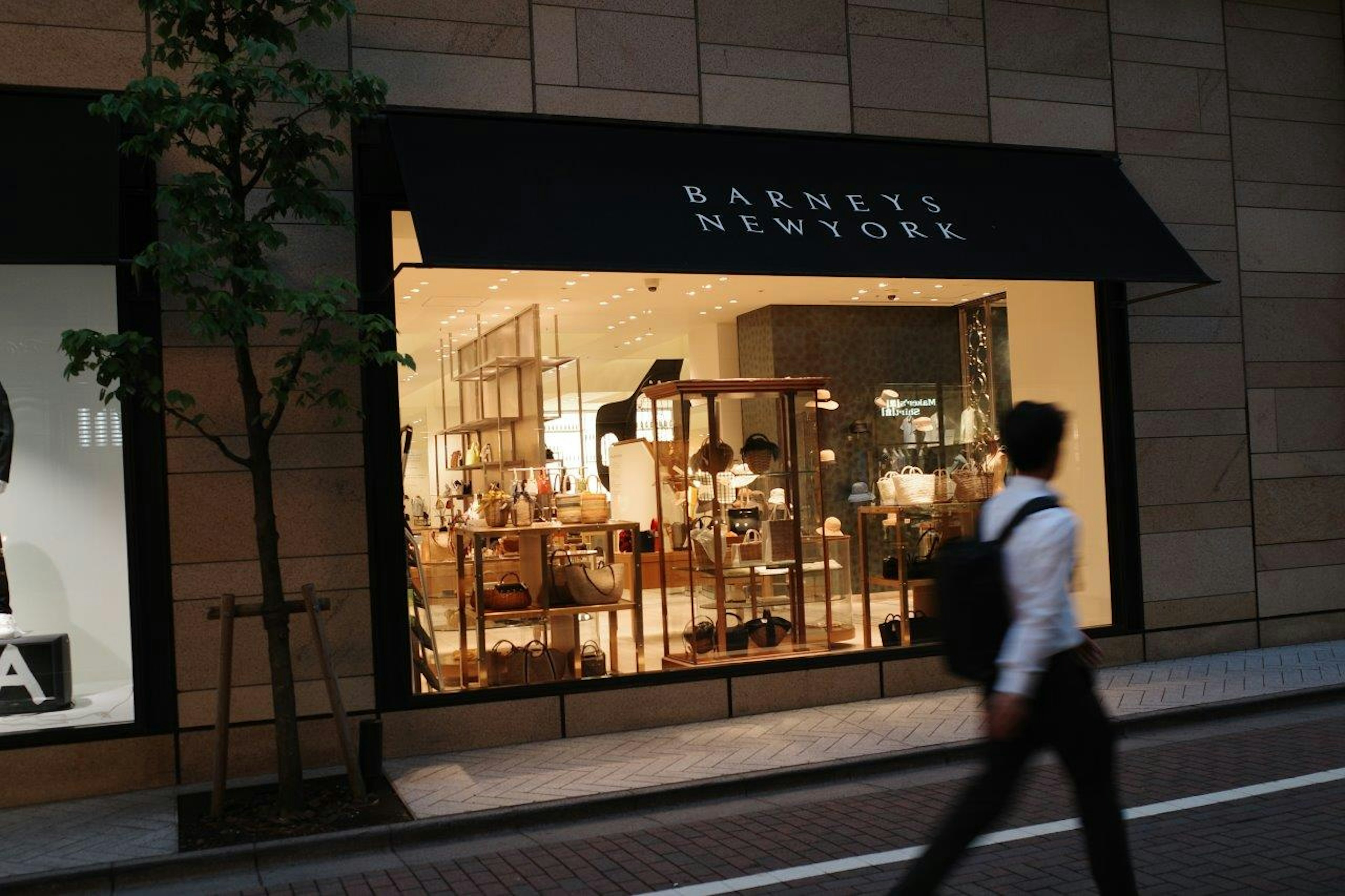 Vitrine d'un magasin de décoration intérieure avec un homme marchant