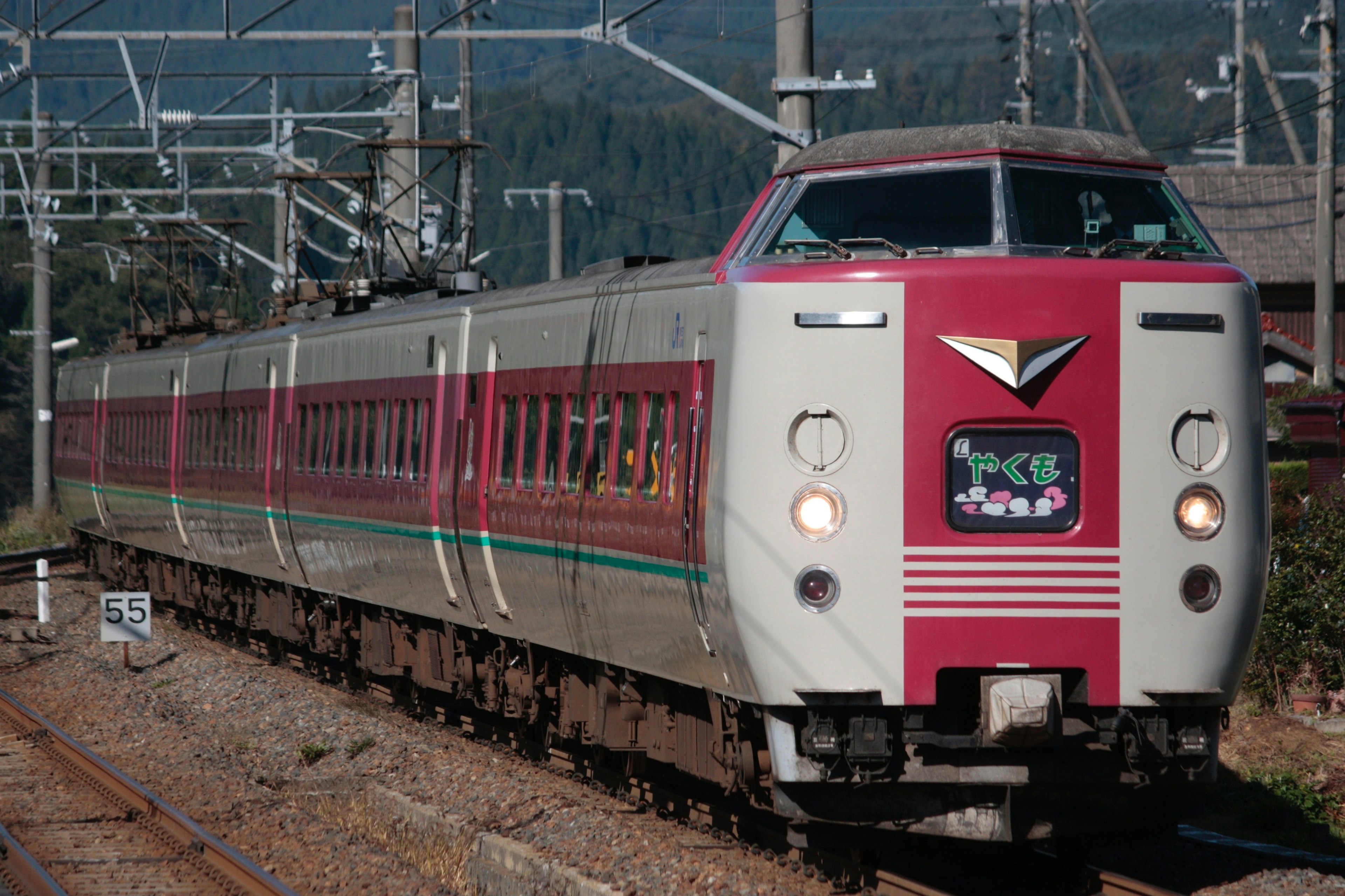 Kereta ekspres terbatas dengan garis merah dan bodi perak