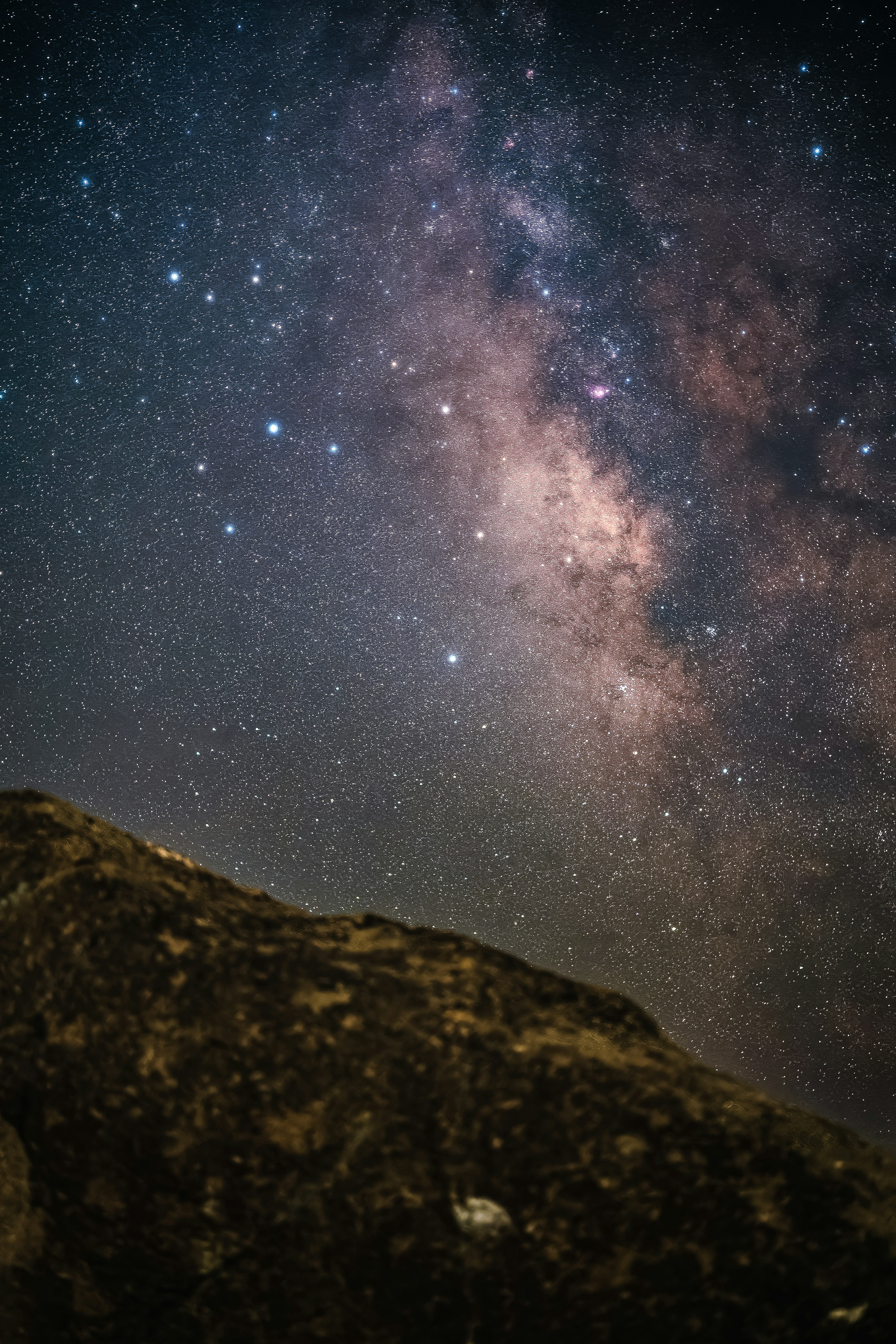 星空と天の川が見える夜の風景と岩