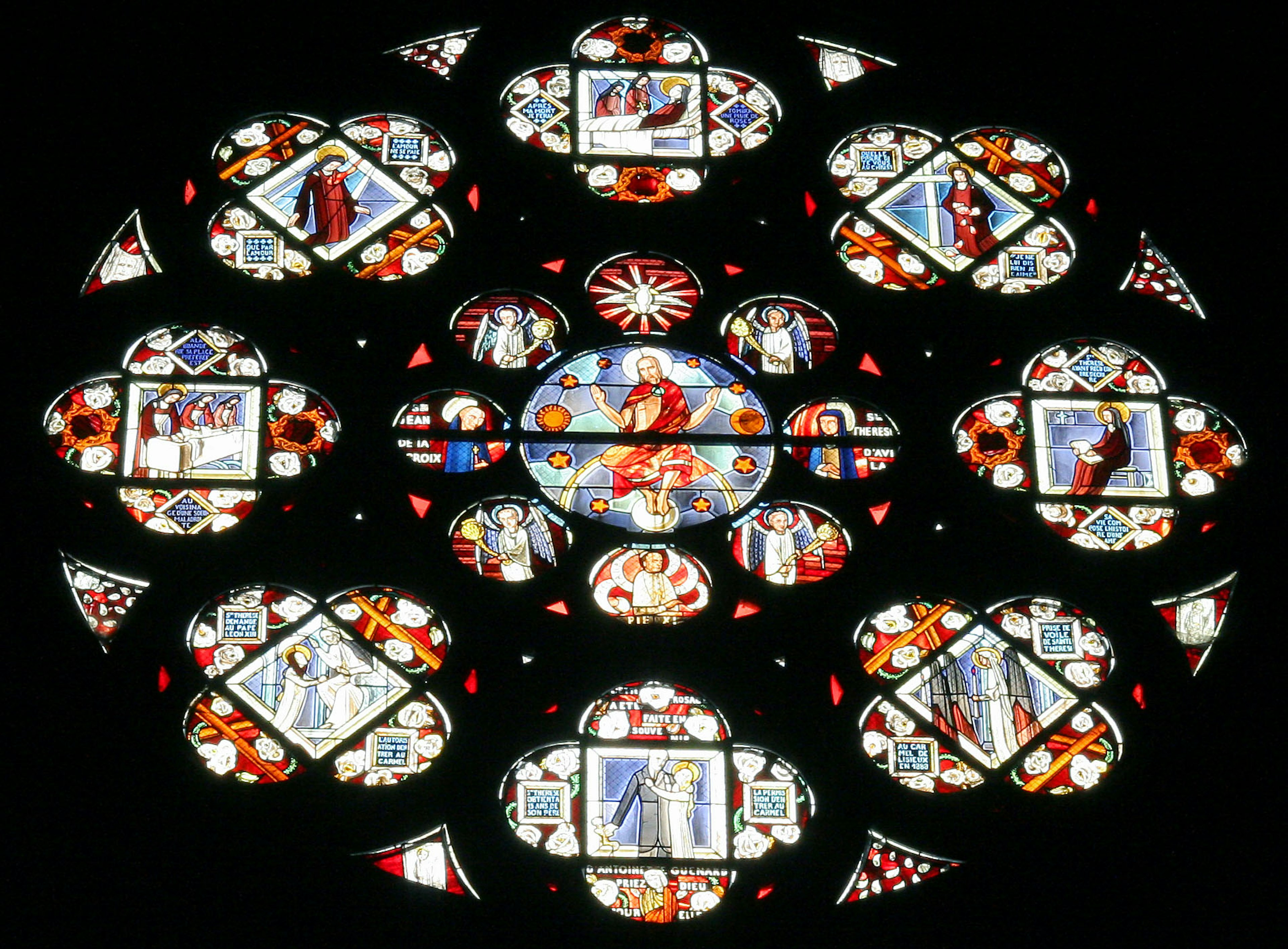 Belle fenêtre en vitrail avec des motifs vibrants et des représentations de saints