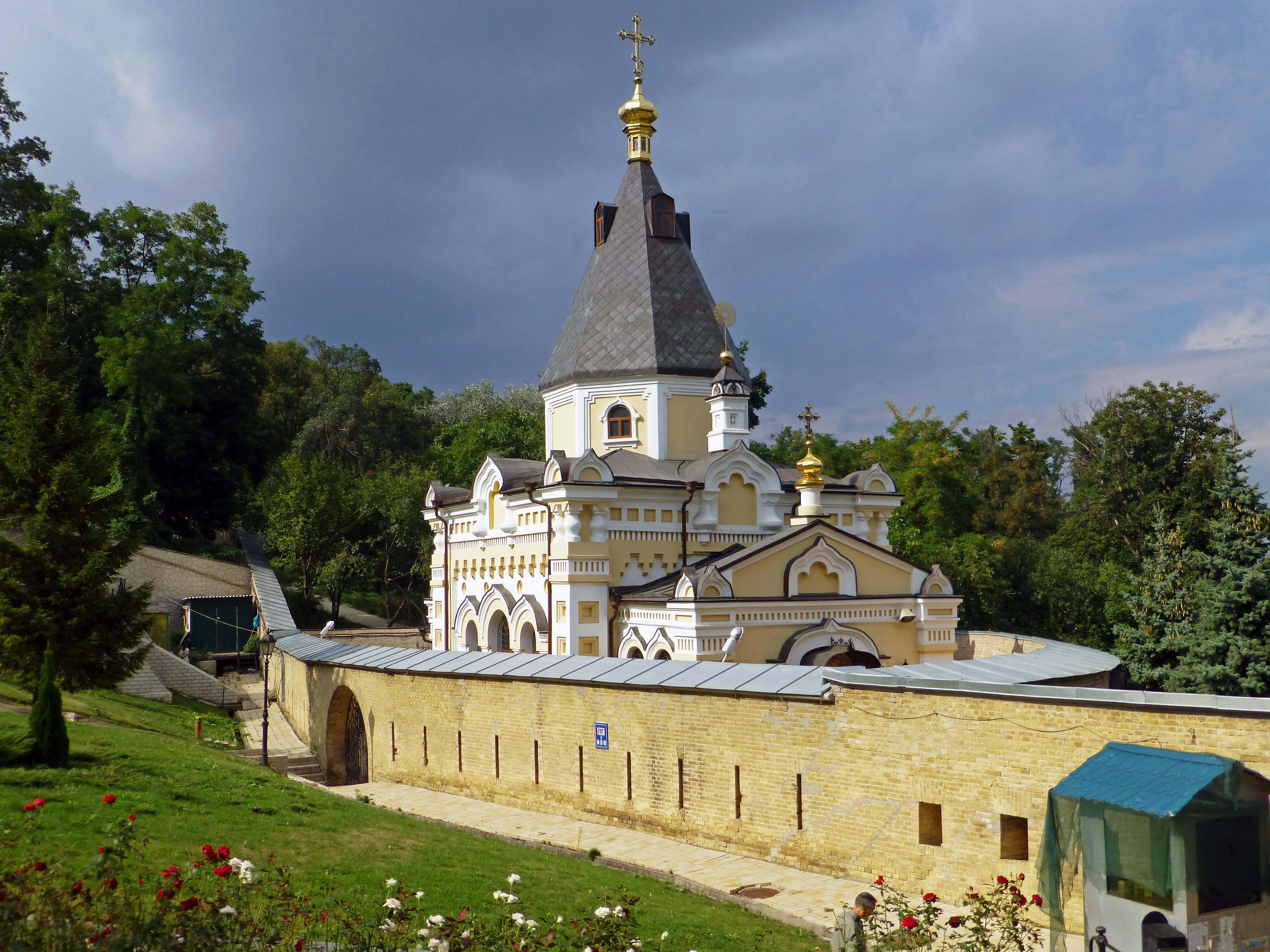 Ein schöner Tempel umgeben von üppigem Grün