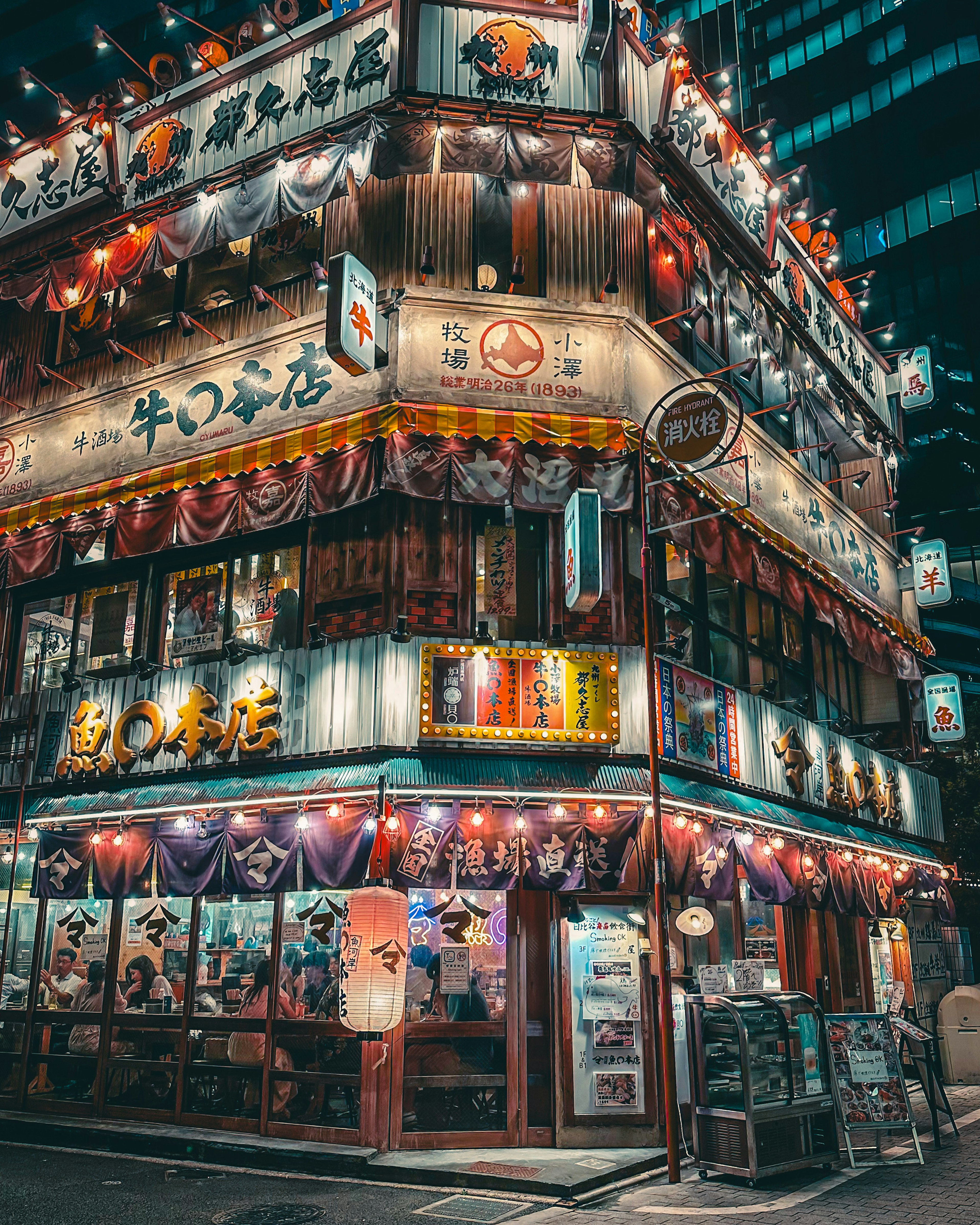 Restaurant japonais coloré décoré de panneaux néon et de lanternes la nuit