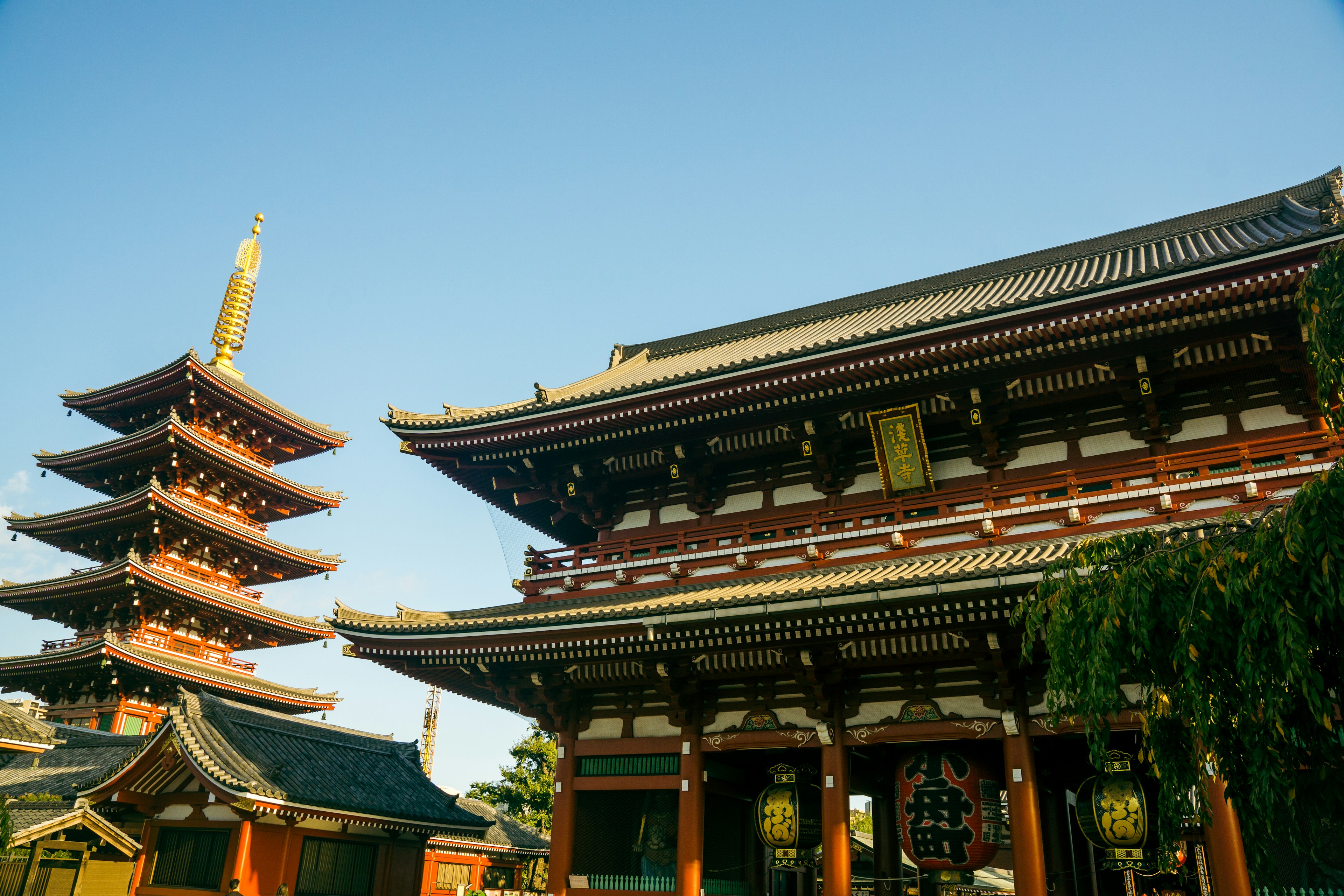 Vista de la puerta roja del templo Asakusa y la pagoda