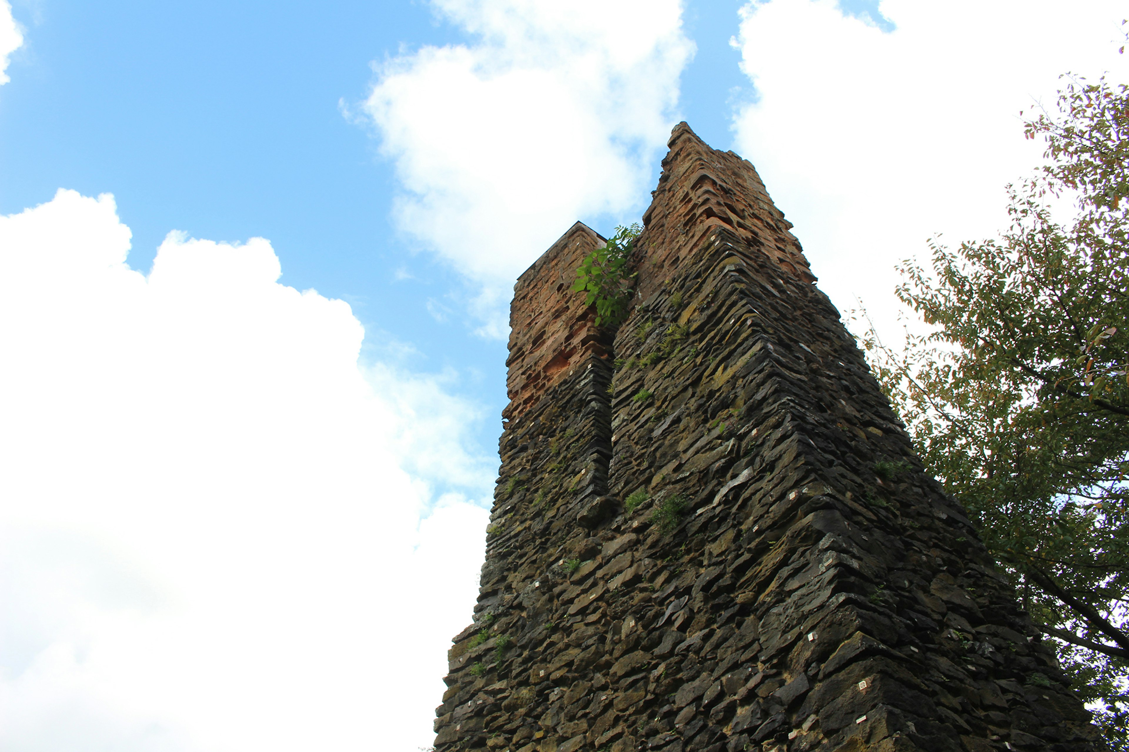 Antica torre di pietra che si erge sotto un cielo blu