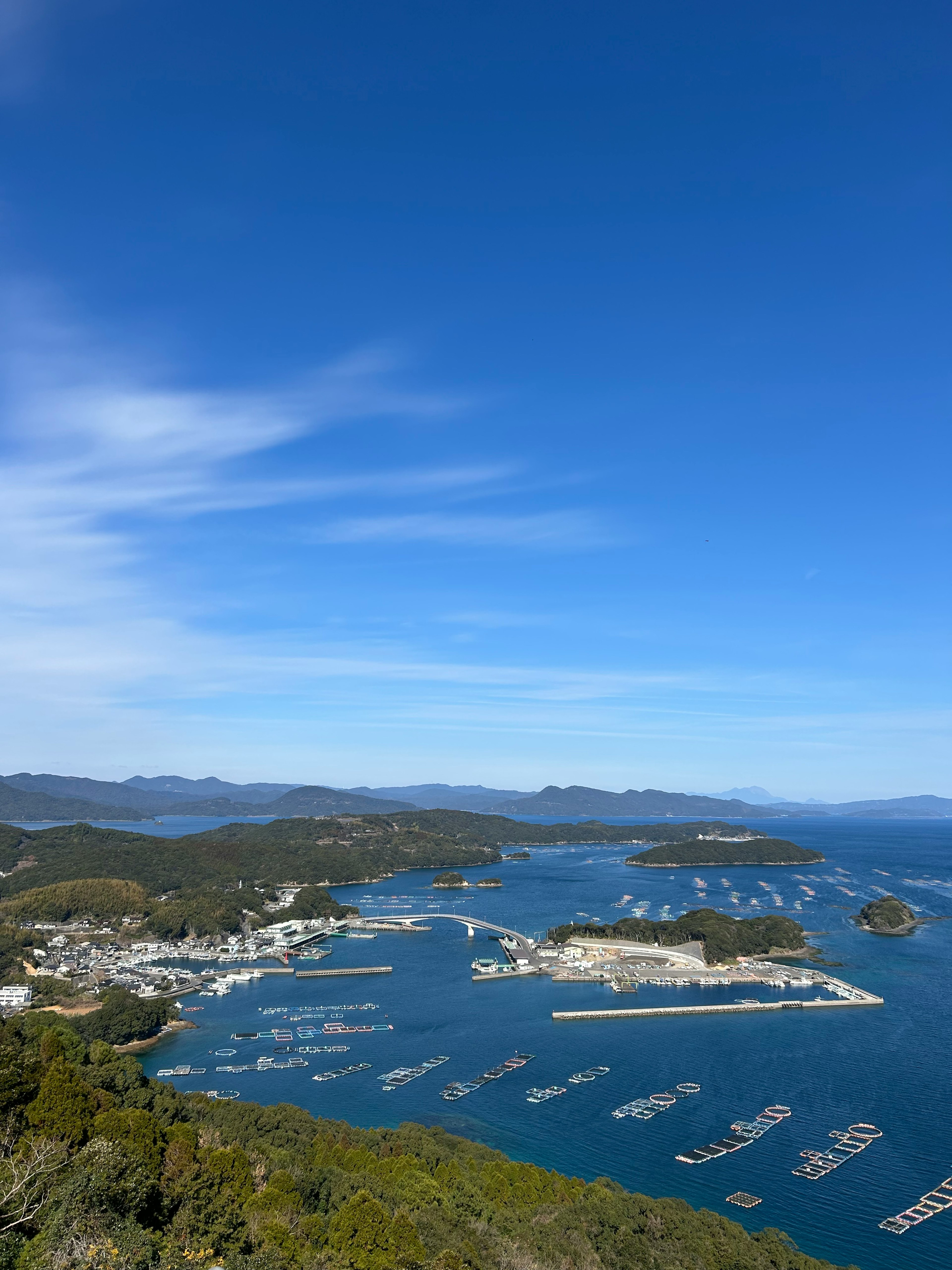 青い空と港の風景が広がる美しい海の景色