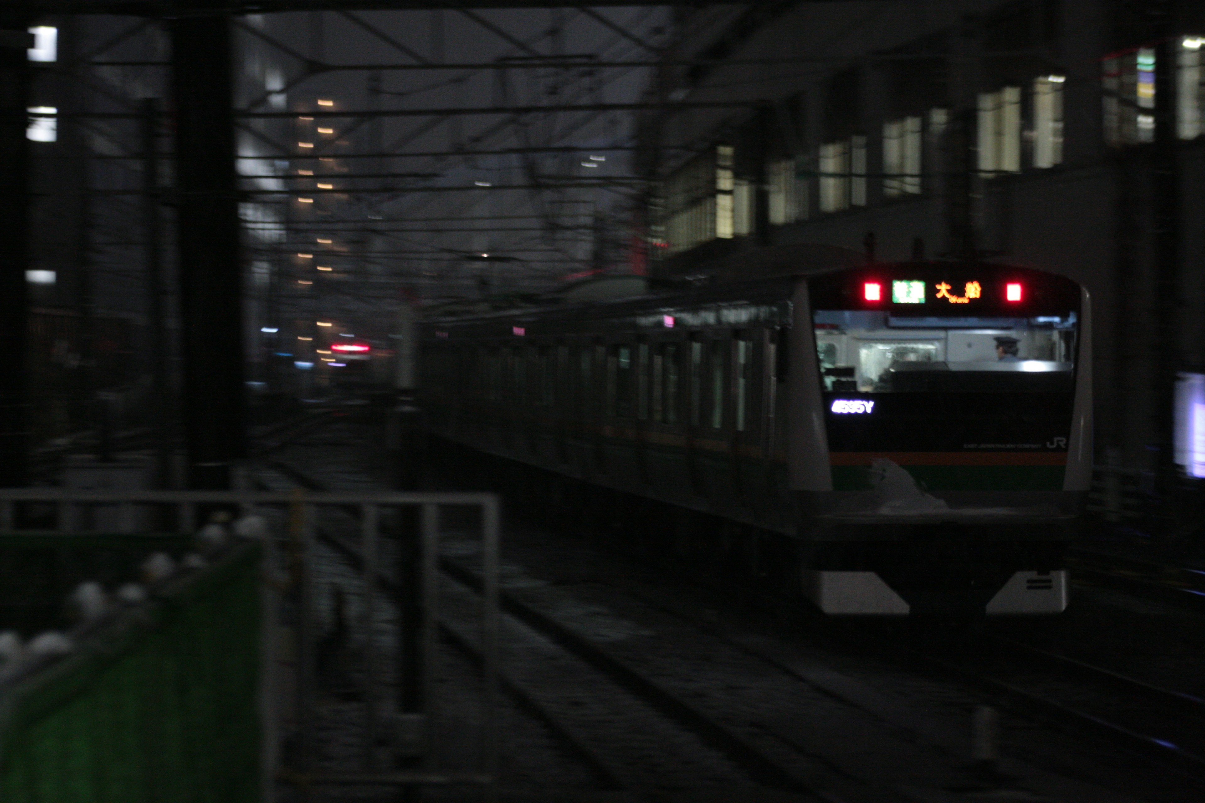 Silhouette d'un train dans une gare faiblement éclairée