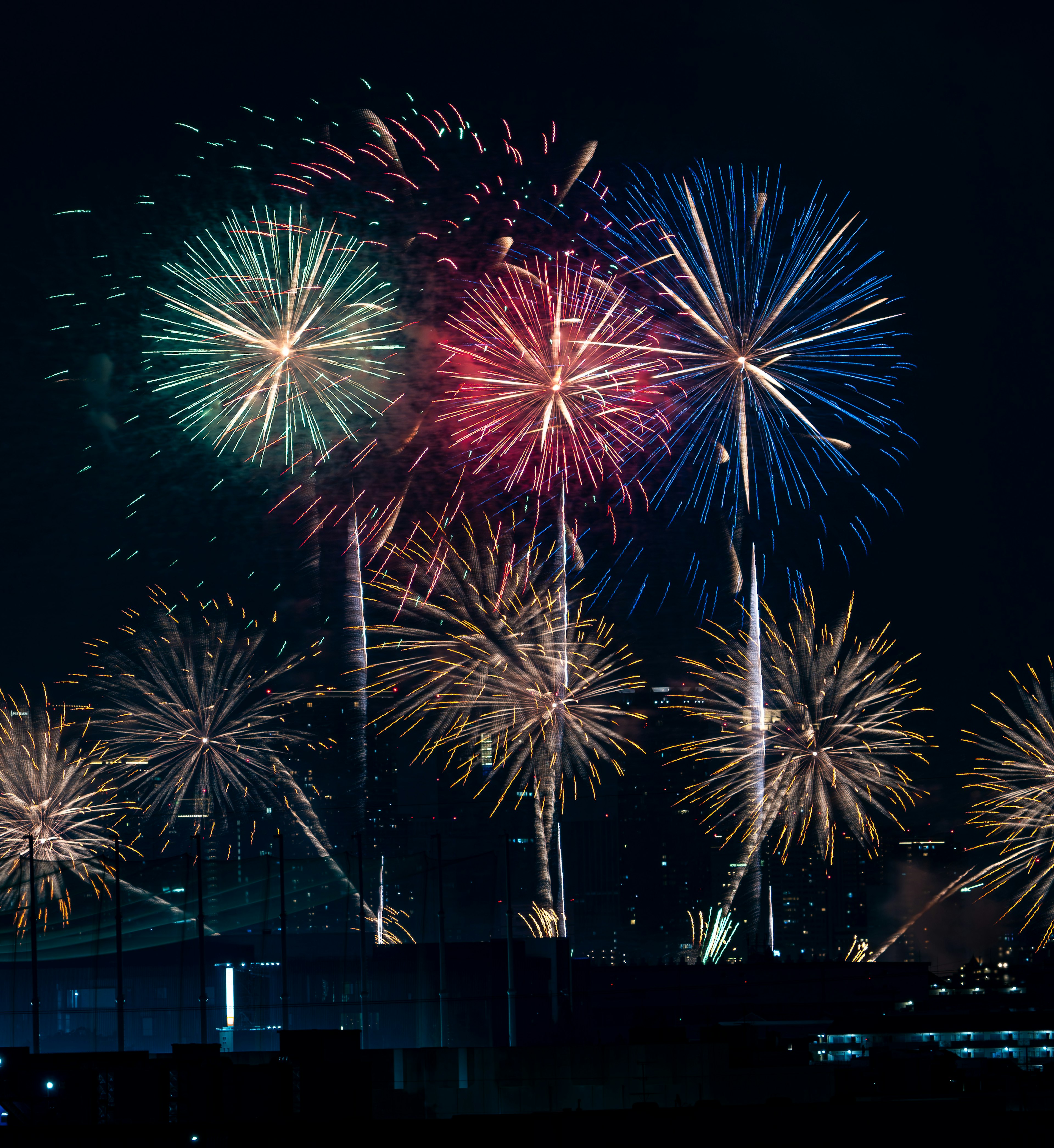 Des feux d'artifice colorés éclatant dans le ciel nocturne