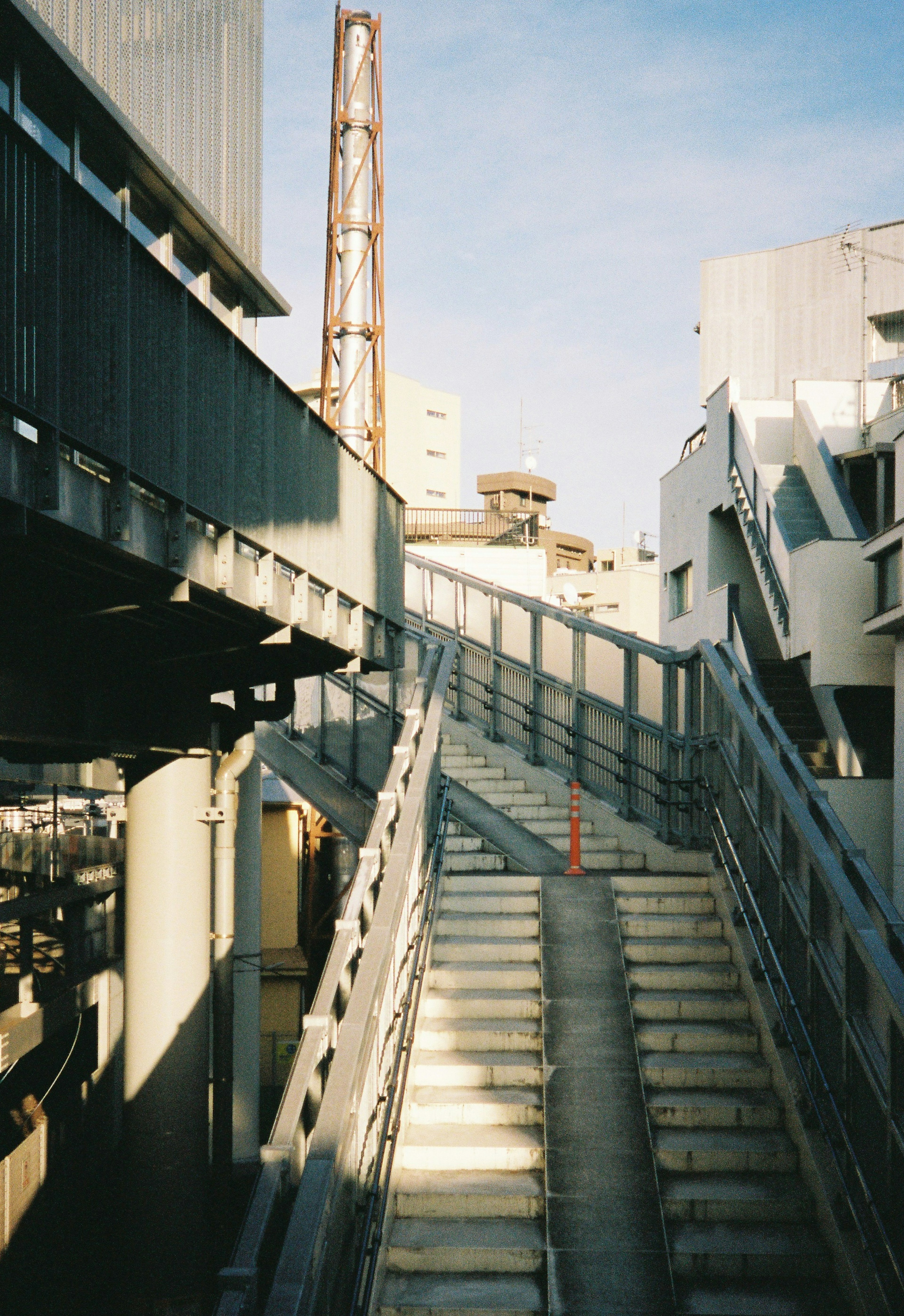 Paisaje urbano con escaleras y estructuras