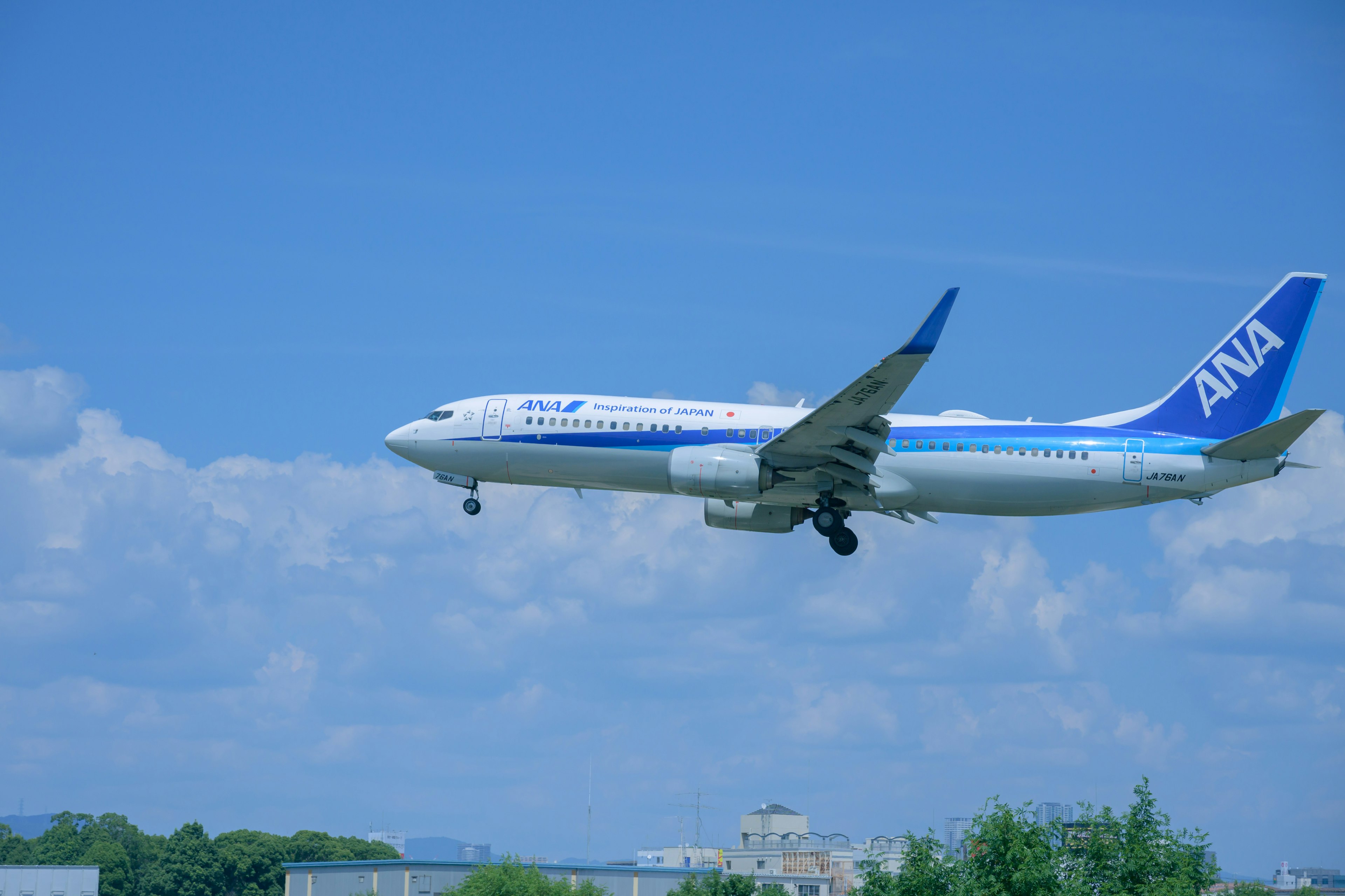 Pesawat ANA terbang di langit biru