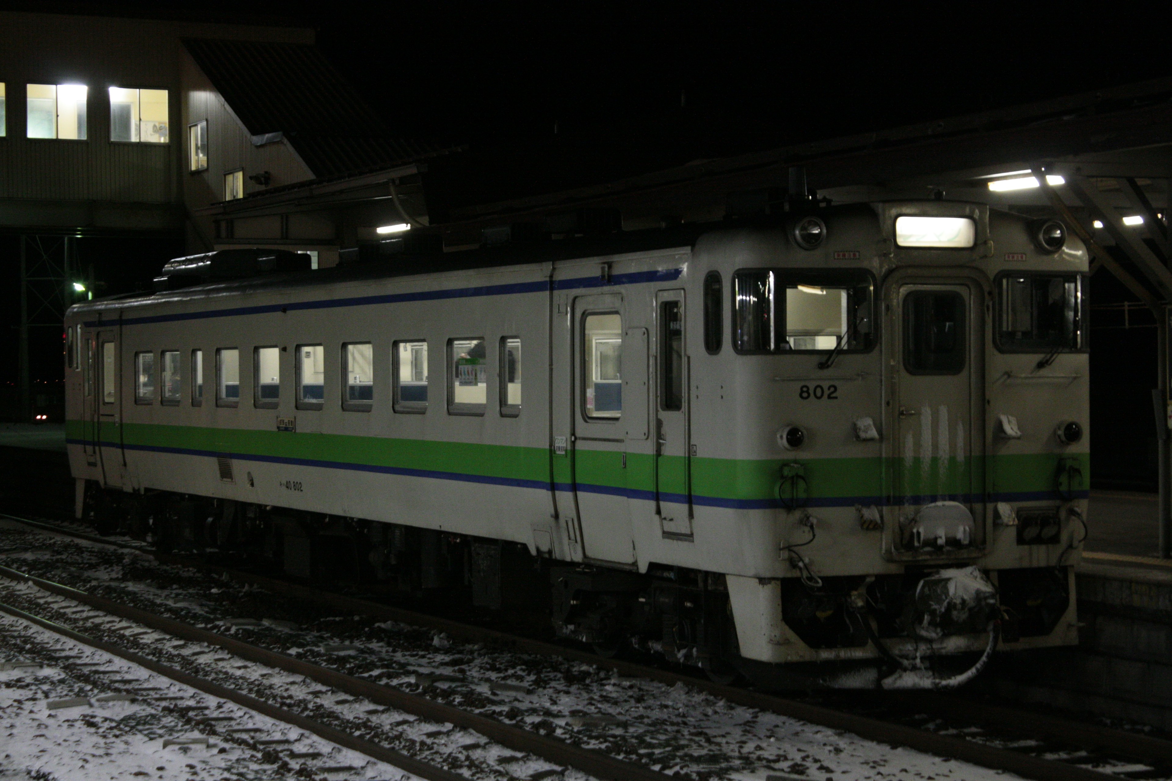 夜間停靠在車站的綠白相間的火車