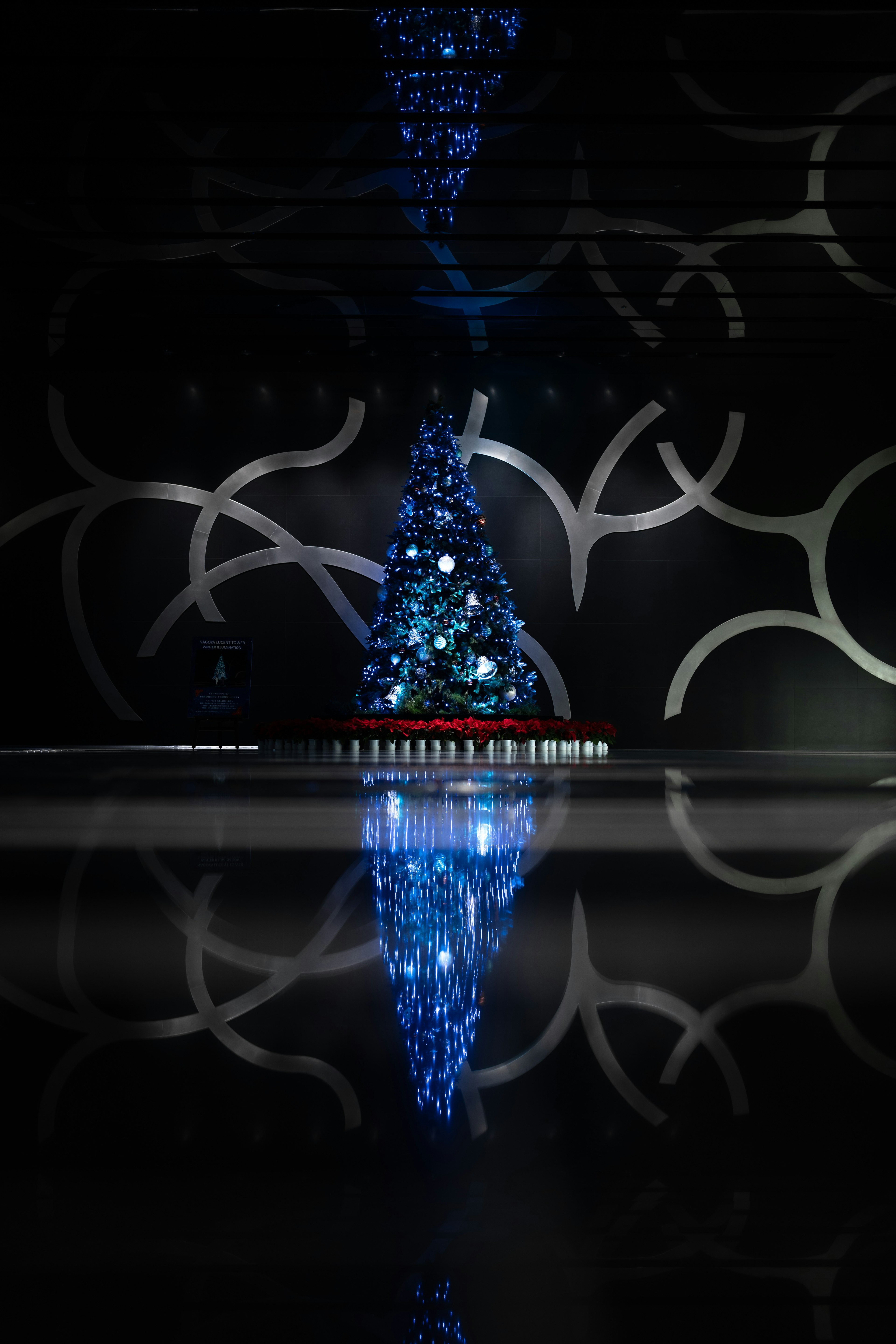 Espace moderne avec un arbre de Noël bleu et des reflets