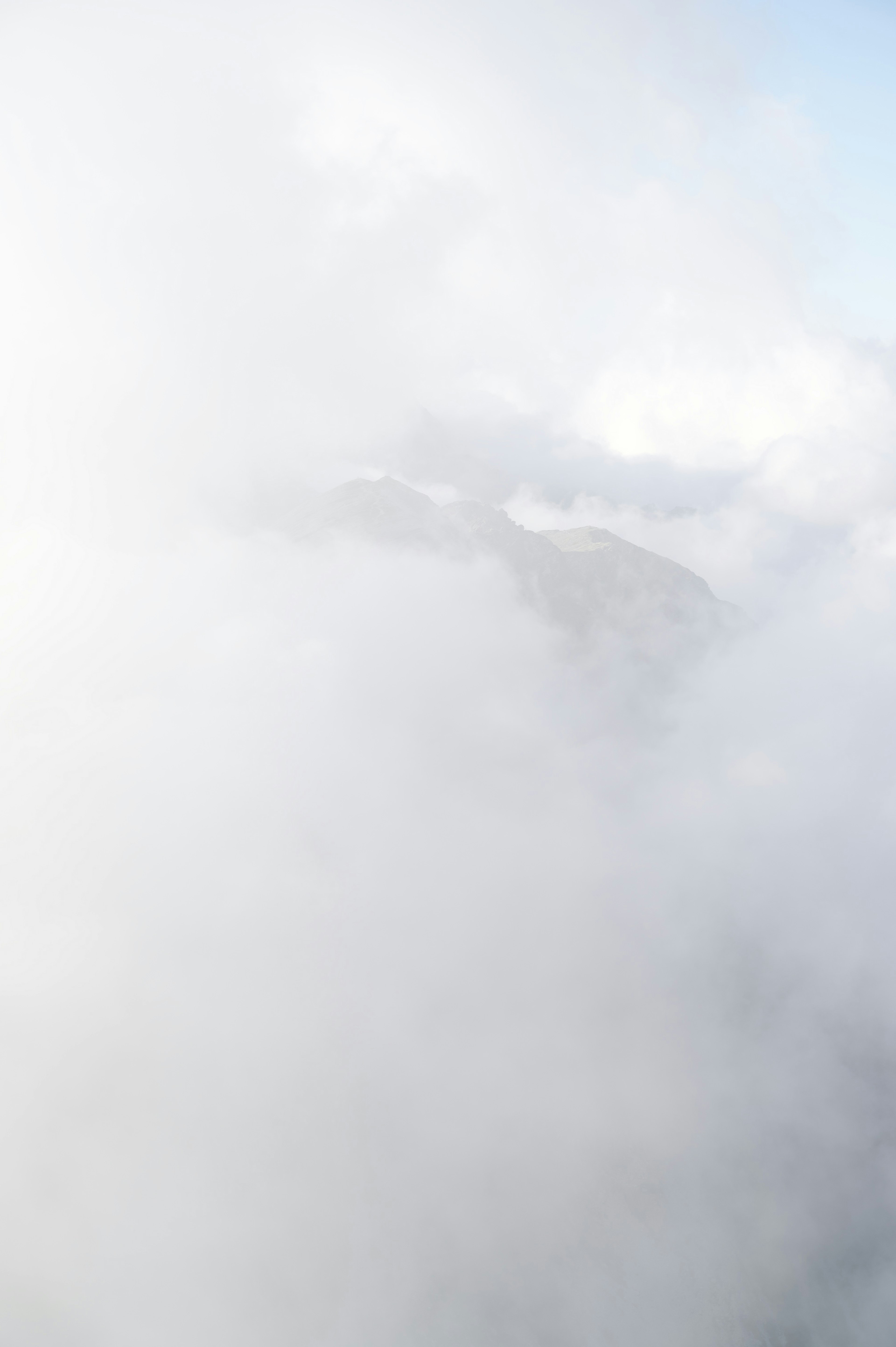 雲に覆われた山の風景