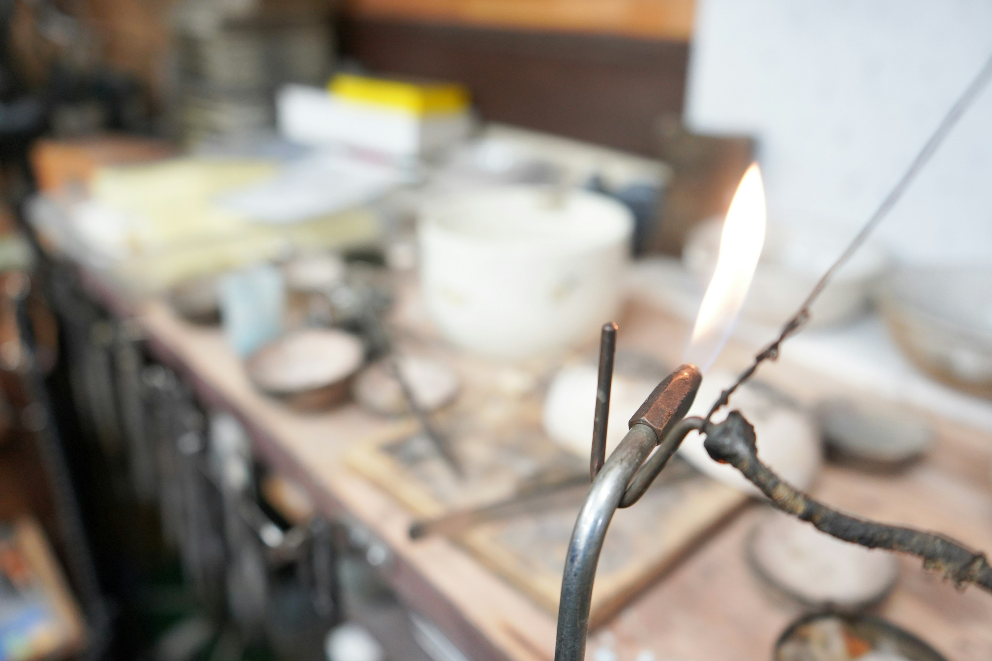 Un espace de travail avec une flamme et divers outils avec un effet de lumière chaude