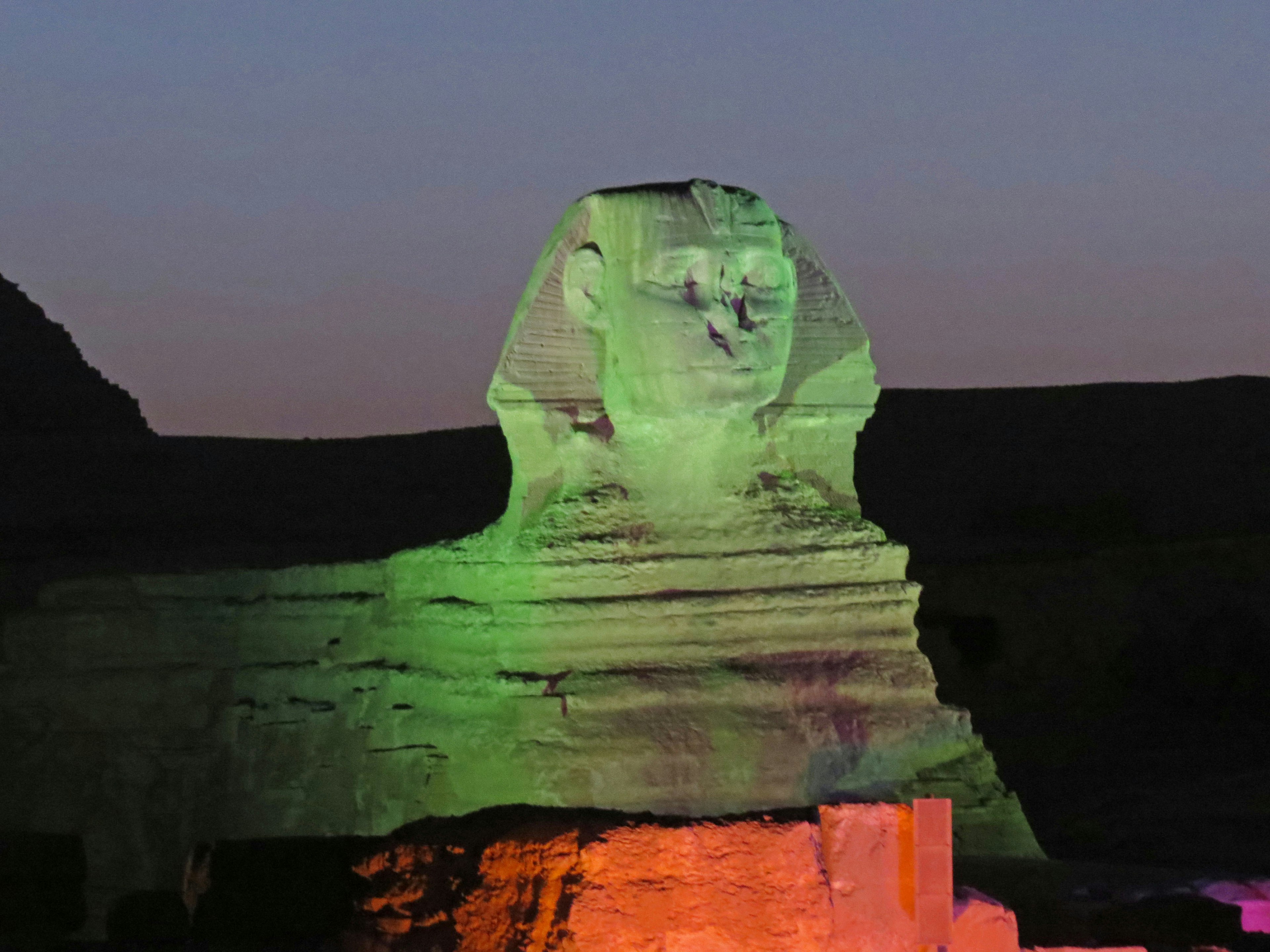 Sphinx yang diterangi di malam hari dengan warna-warna cerah