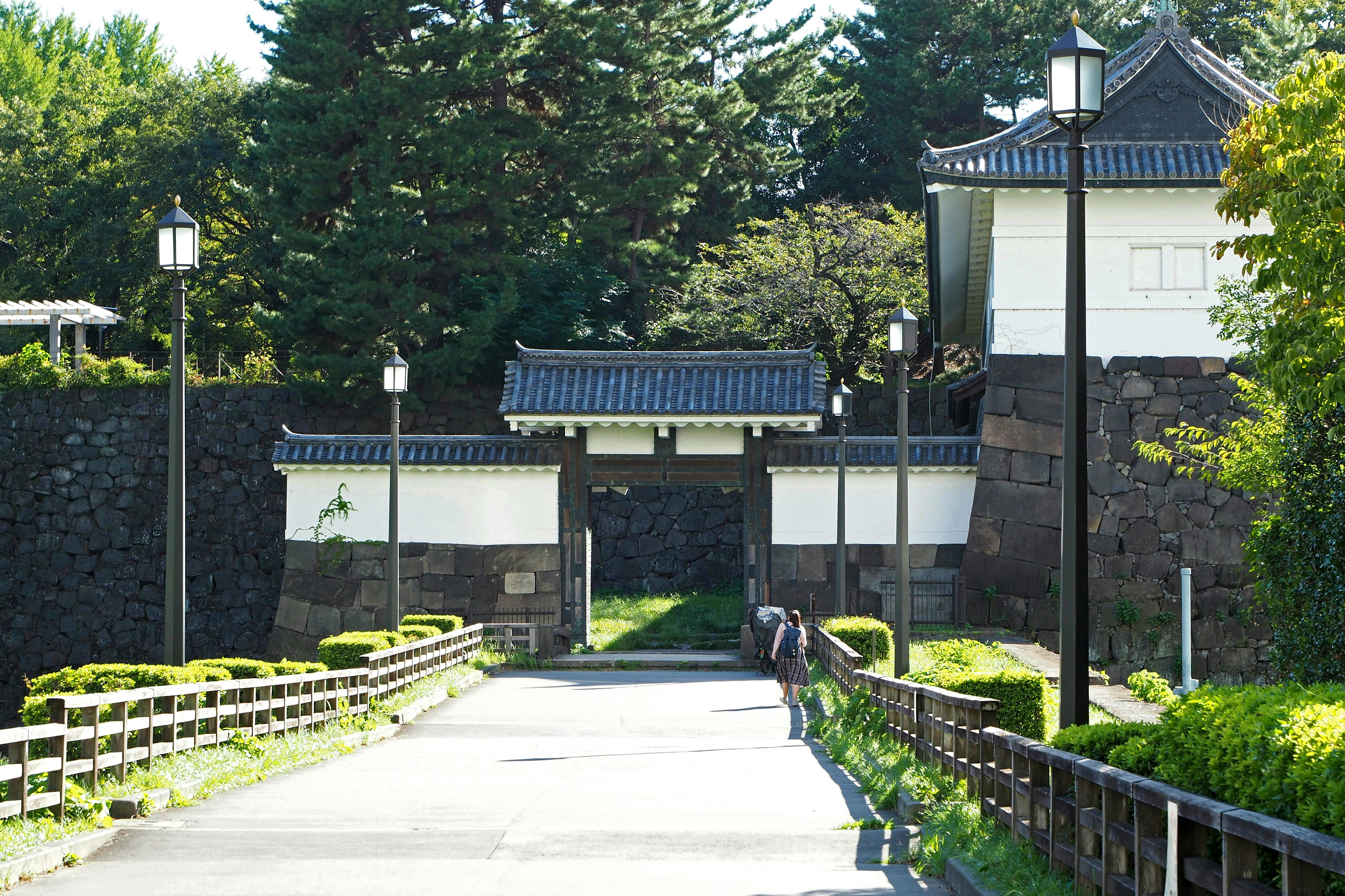 Puerta de castillo japonés tradicional con muros de piedra