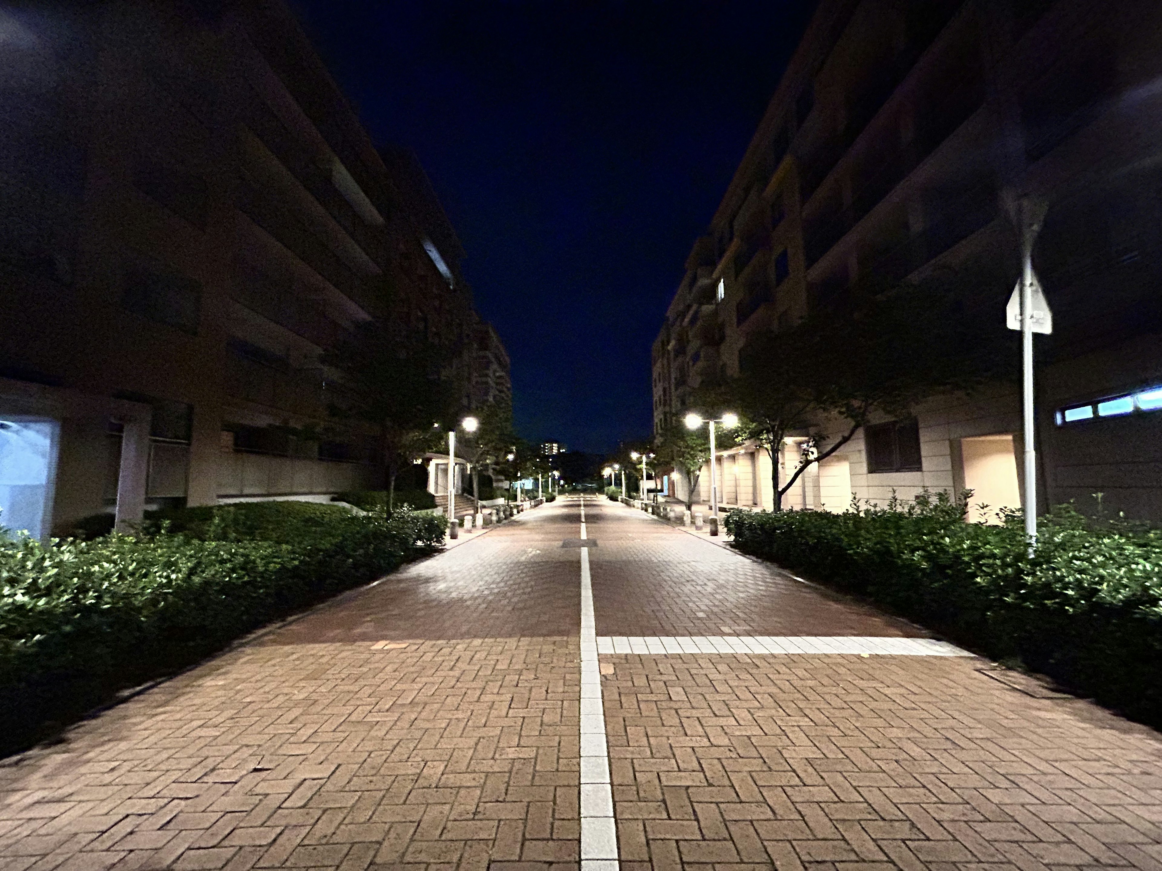 Caminito tranquilo por la noche con edificios a ambos lados