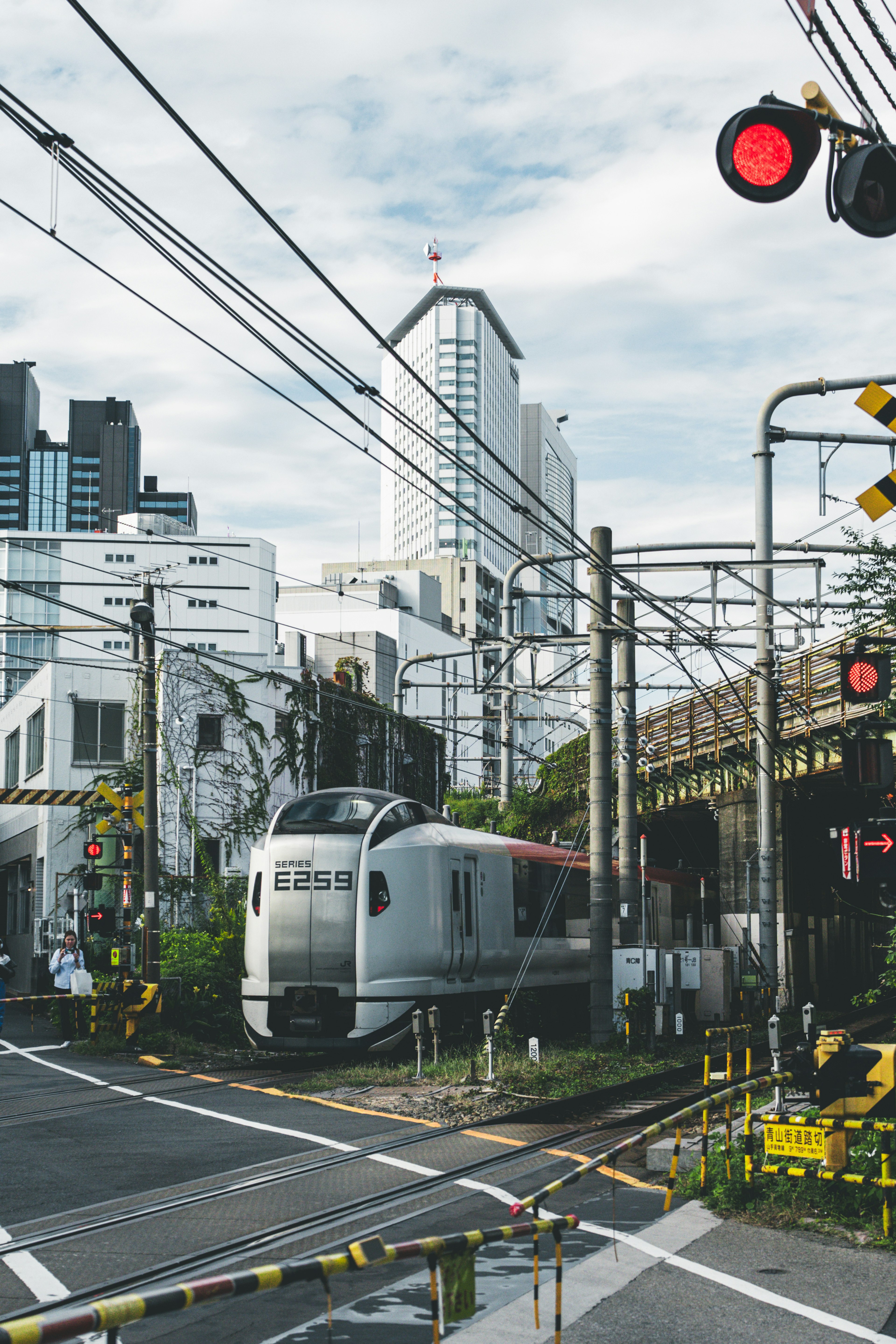 Una foto de un tren y señales de tráfico en un paisaje urbano