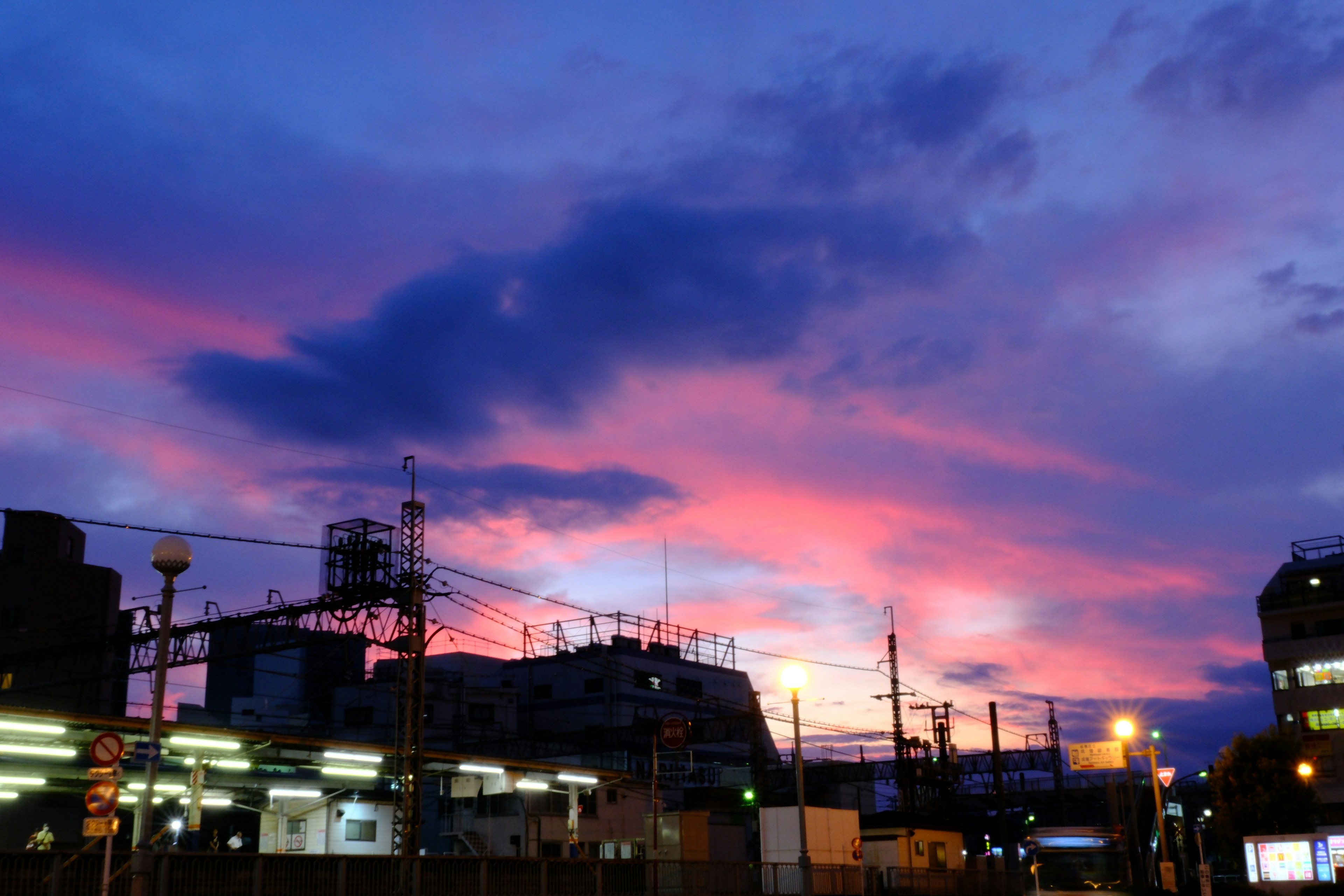 城市景观，夕阳下的紫色和橙色云彩