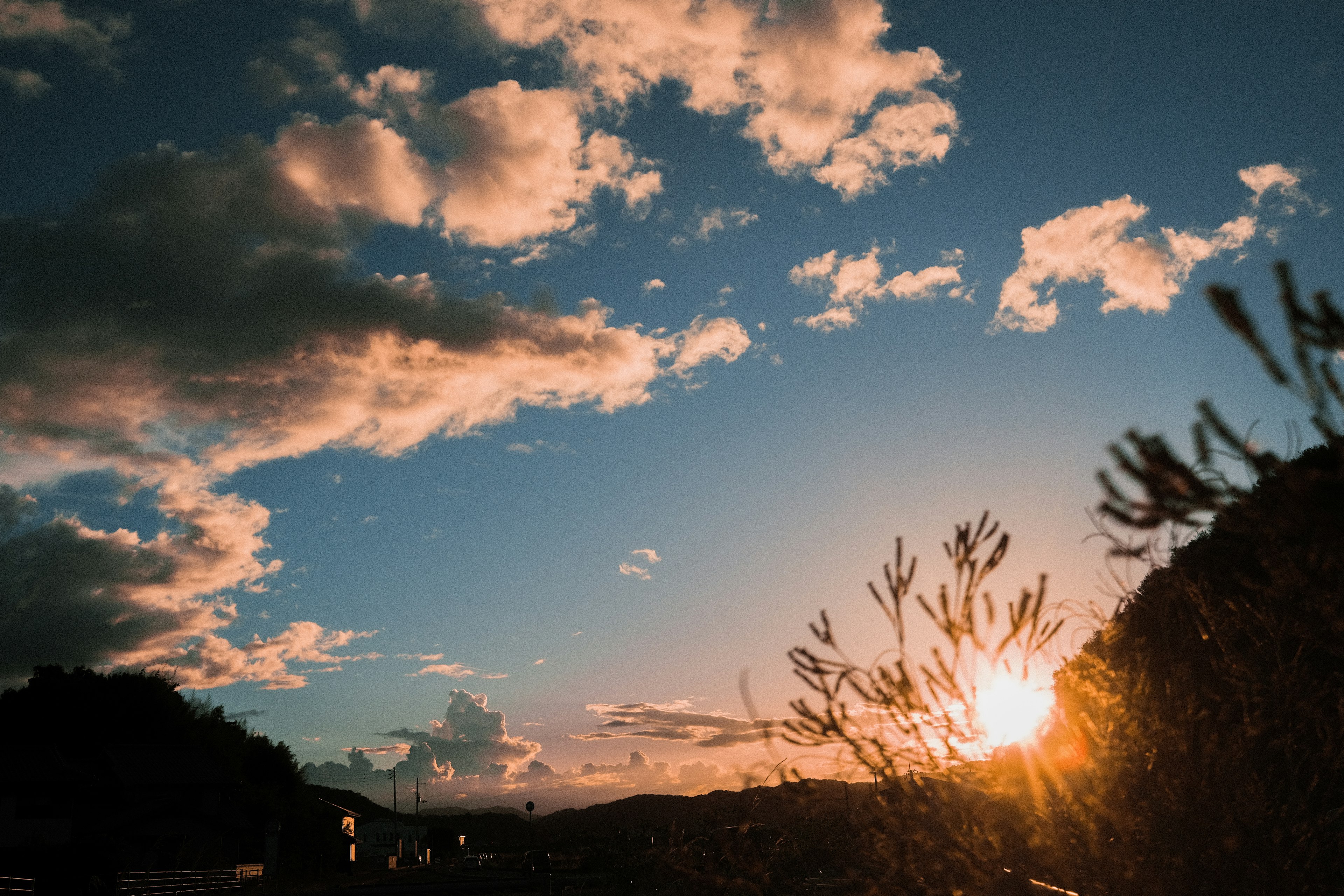 Magnifique ciel de coucher de soleil avec des nuages et le soleil