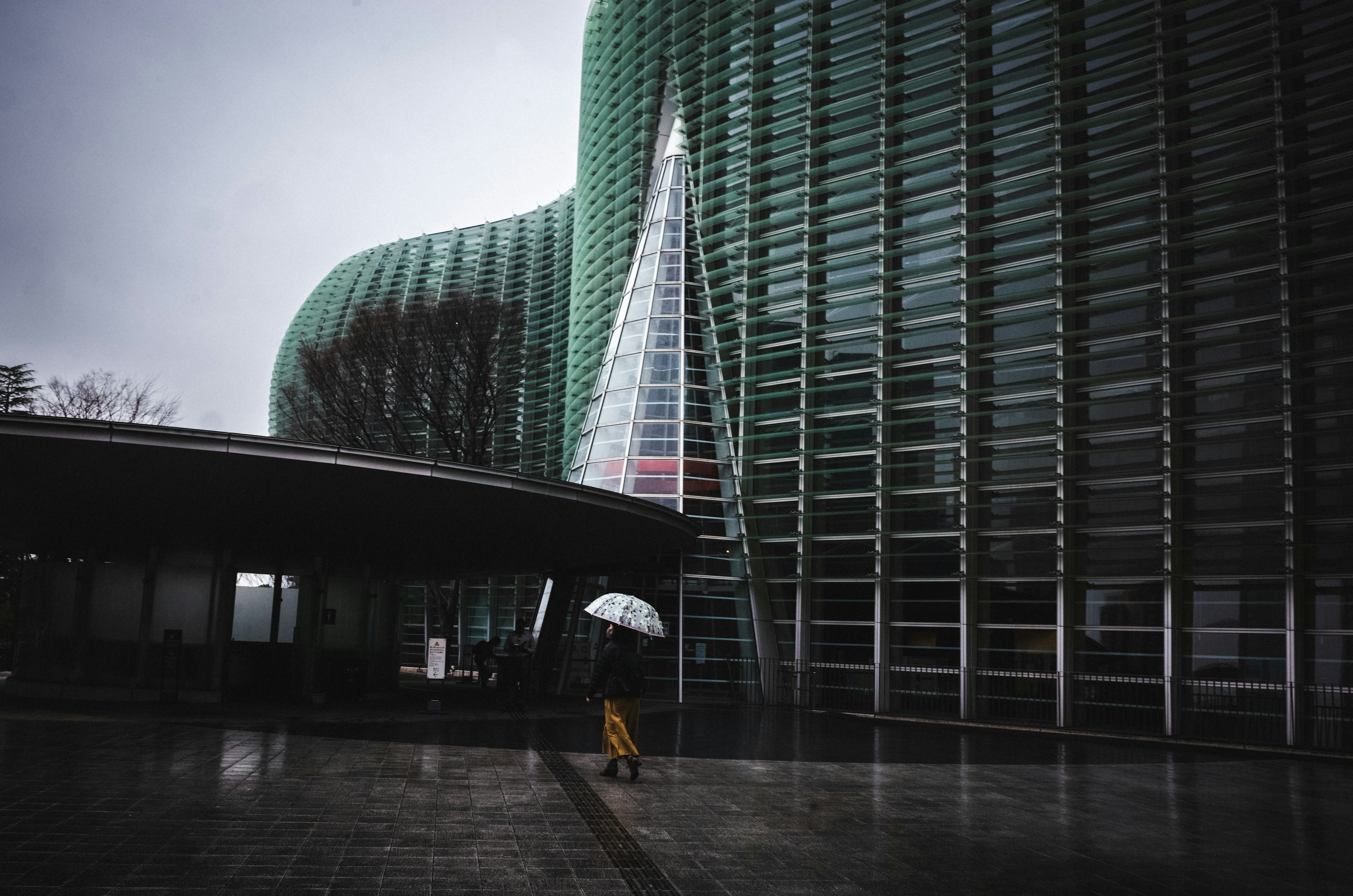 在雨中行走的人与现代建筑结构