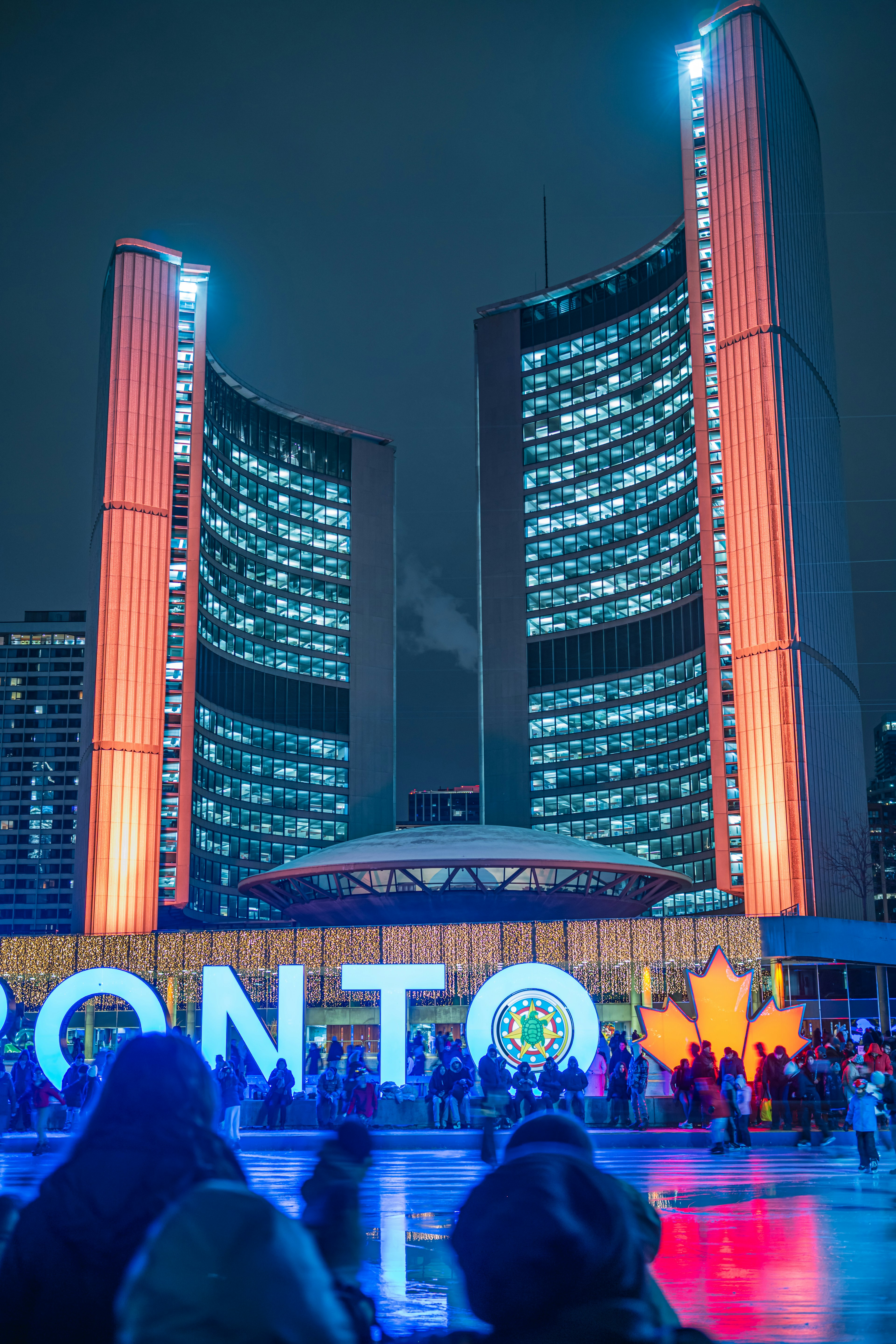 Panorama notturno di Toronto con il municipio illuminato