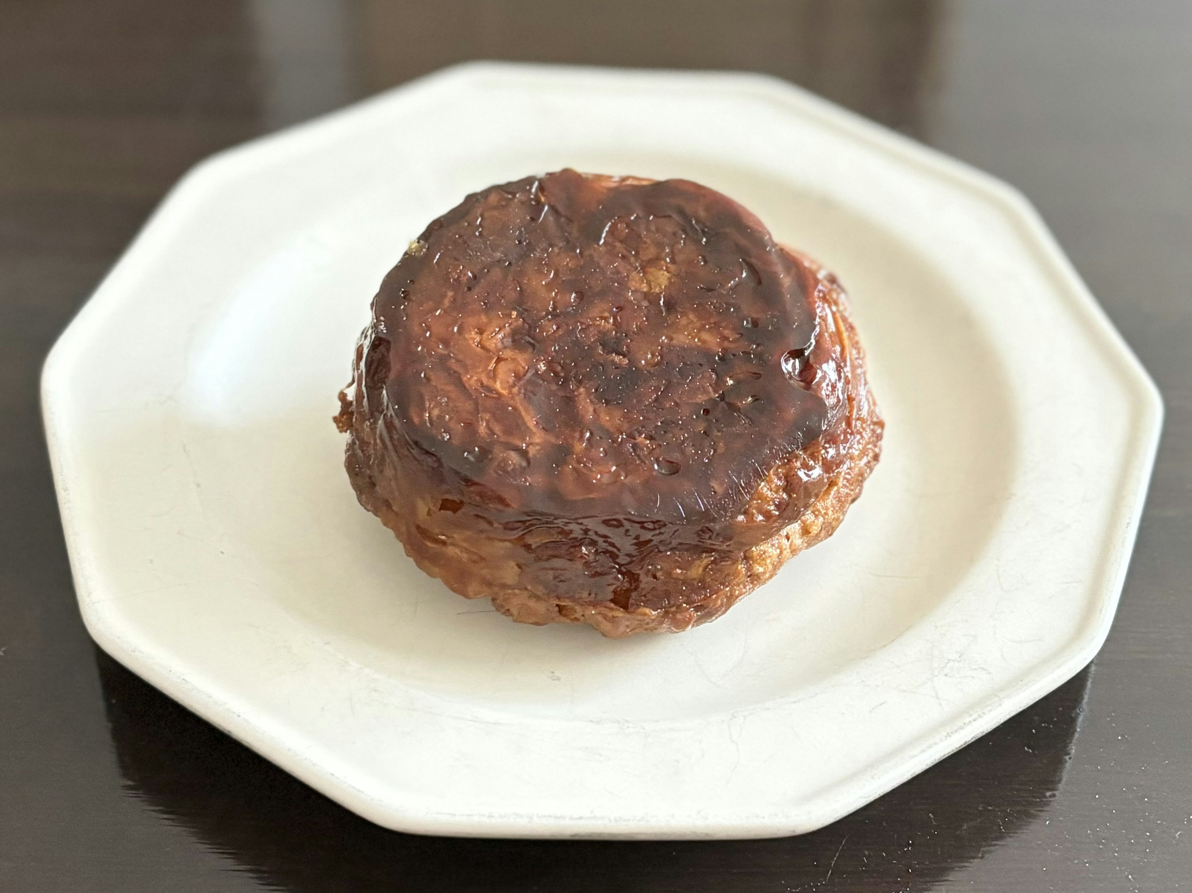 皿の上にあるチョコレートコーティングの焼き菓子