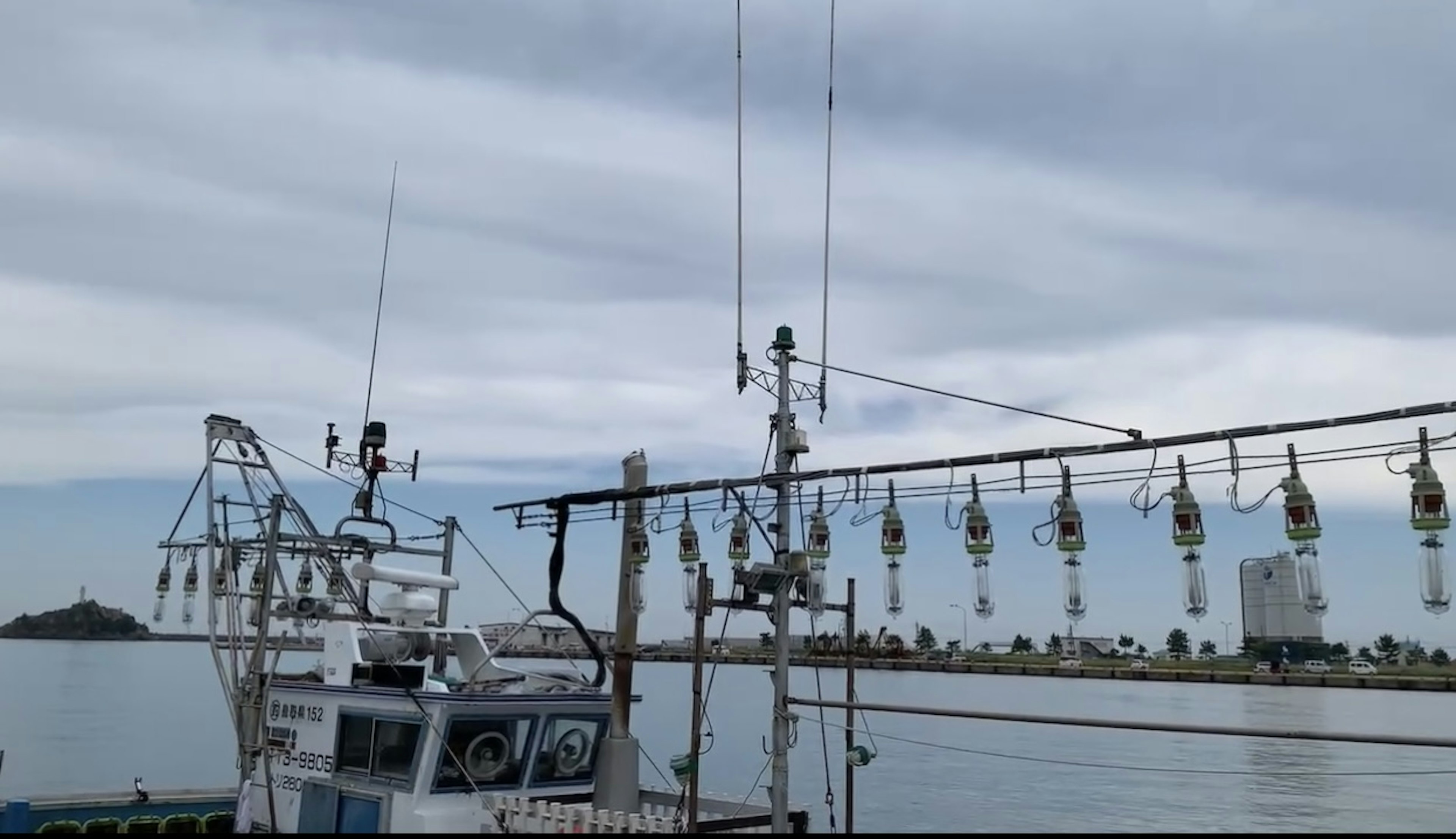 Fischerboot mit Fischlichtern im Hafen