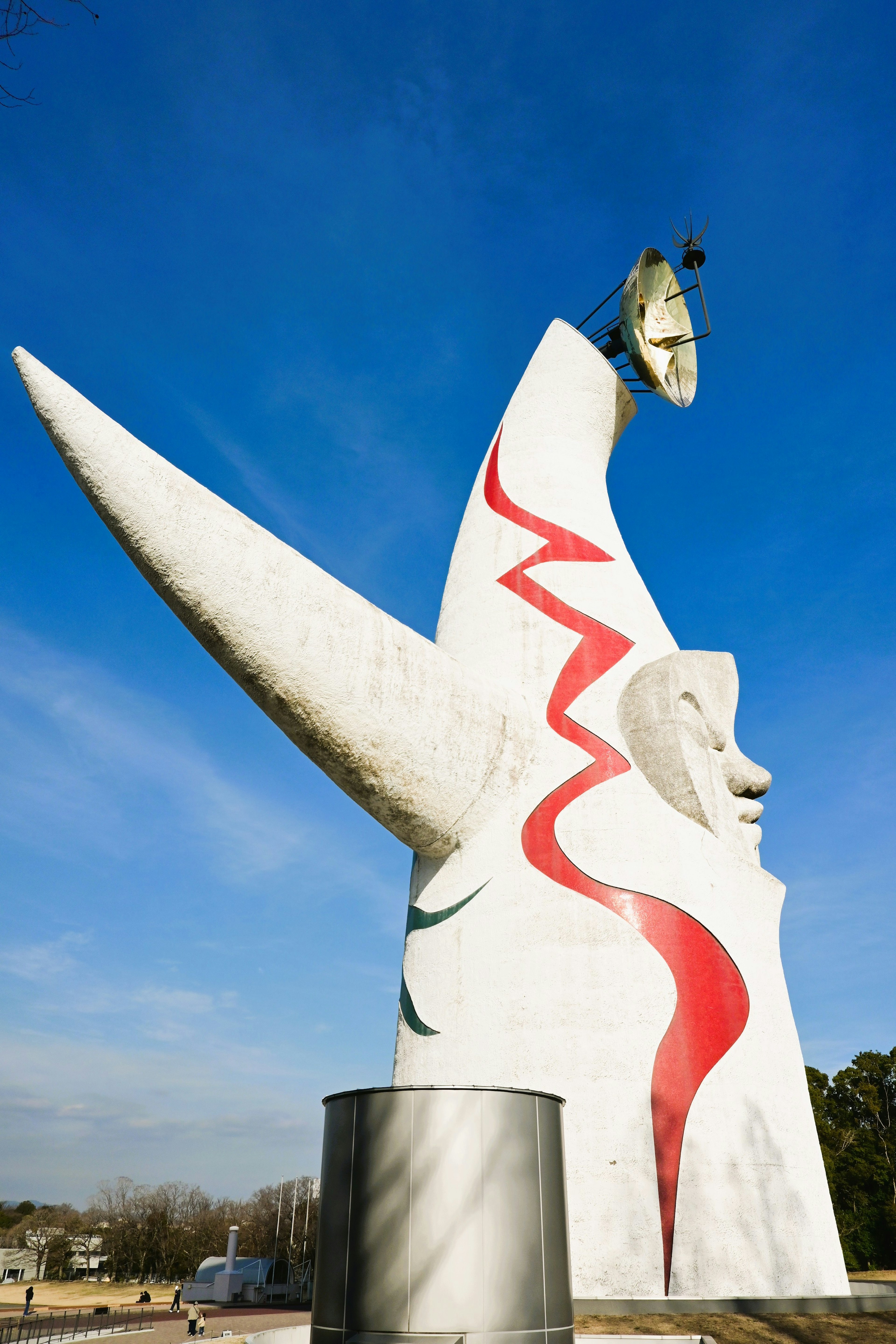 White sculpture with red lines and blue sky