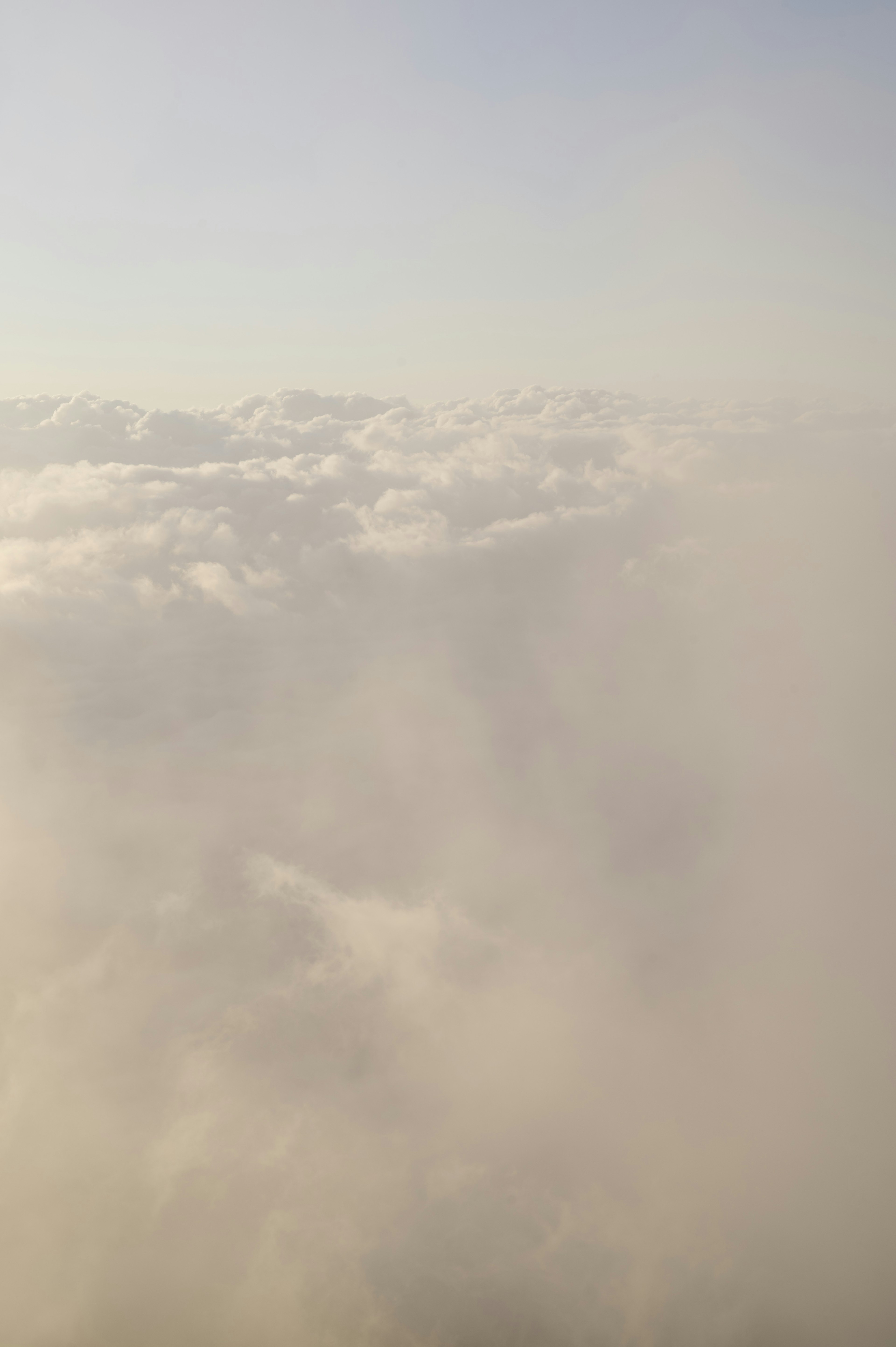 雲の上から見た青空と薄い雲