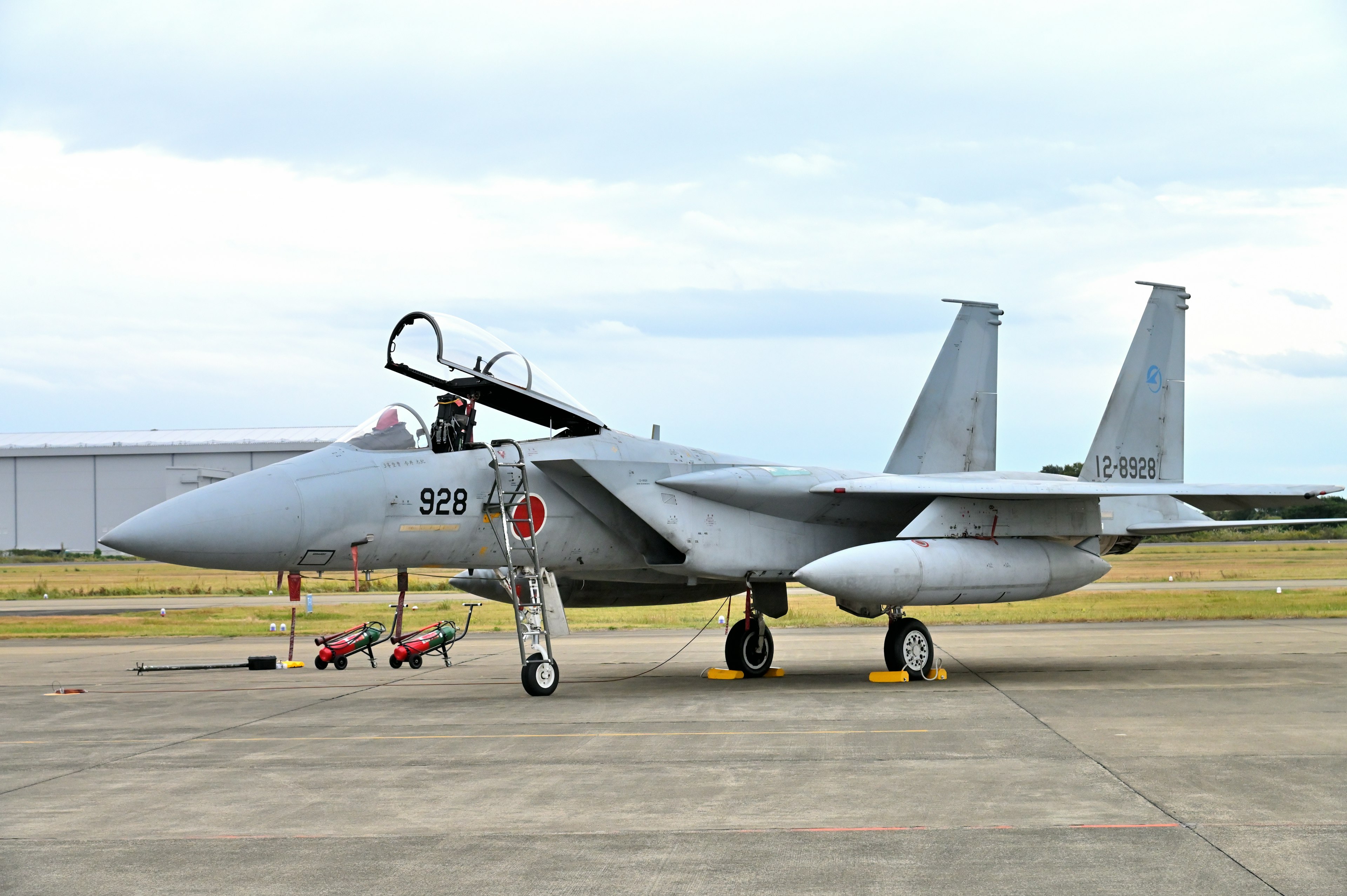 Seitenansicht eines F-15-Kampfflugzeugs auf der Landebahn