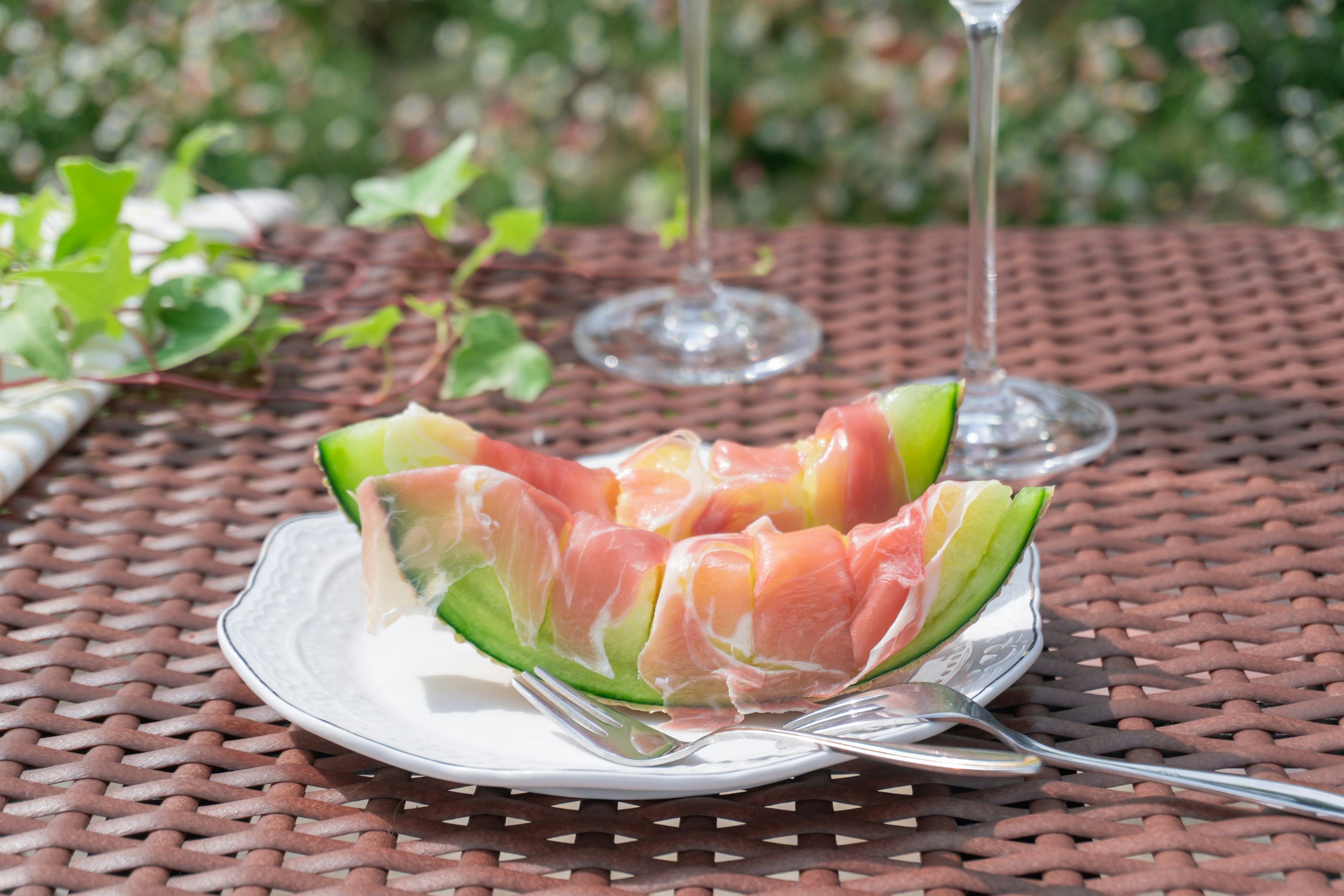 Ensalada de jamón y melón servida en una cáscara de sandía verde