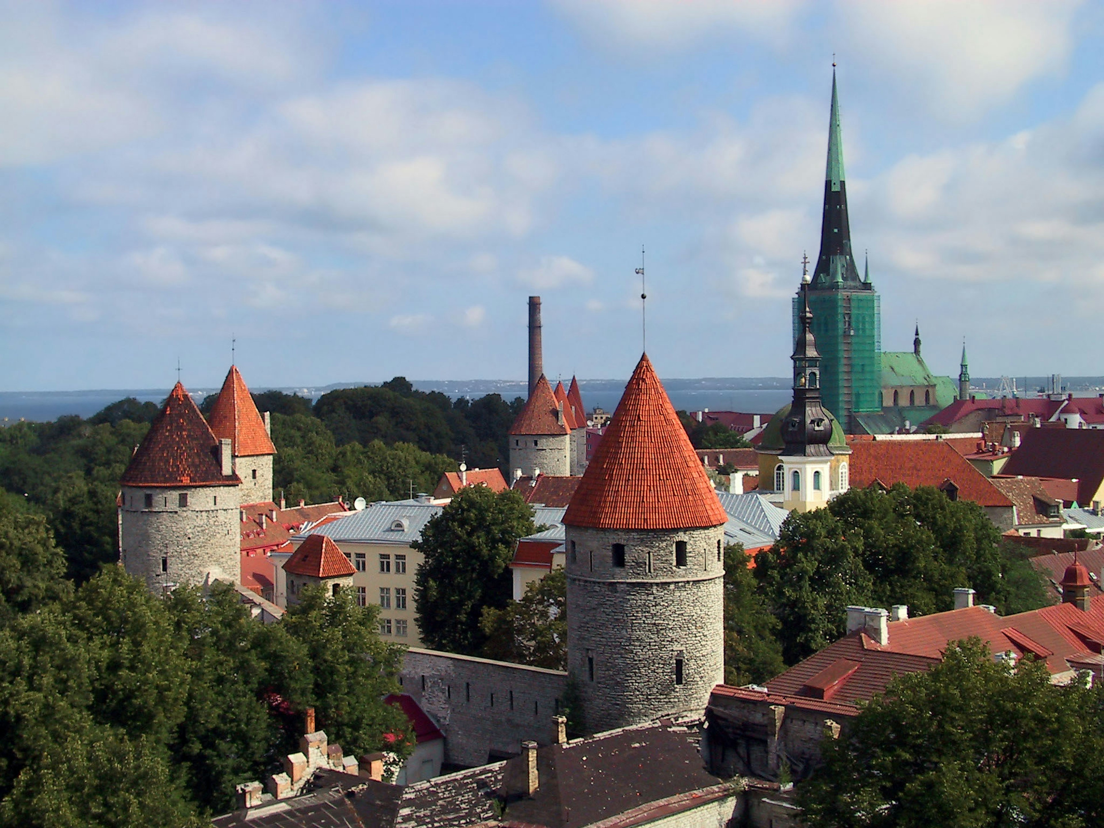 Hermosa vista del casco antiguo de Tallin con torres de tejados rojos y una aguja verde