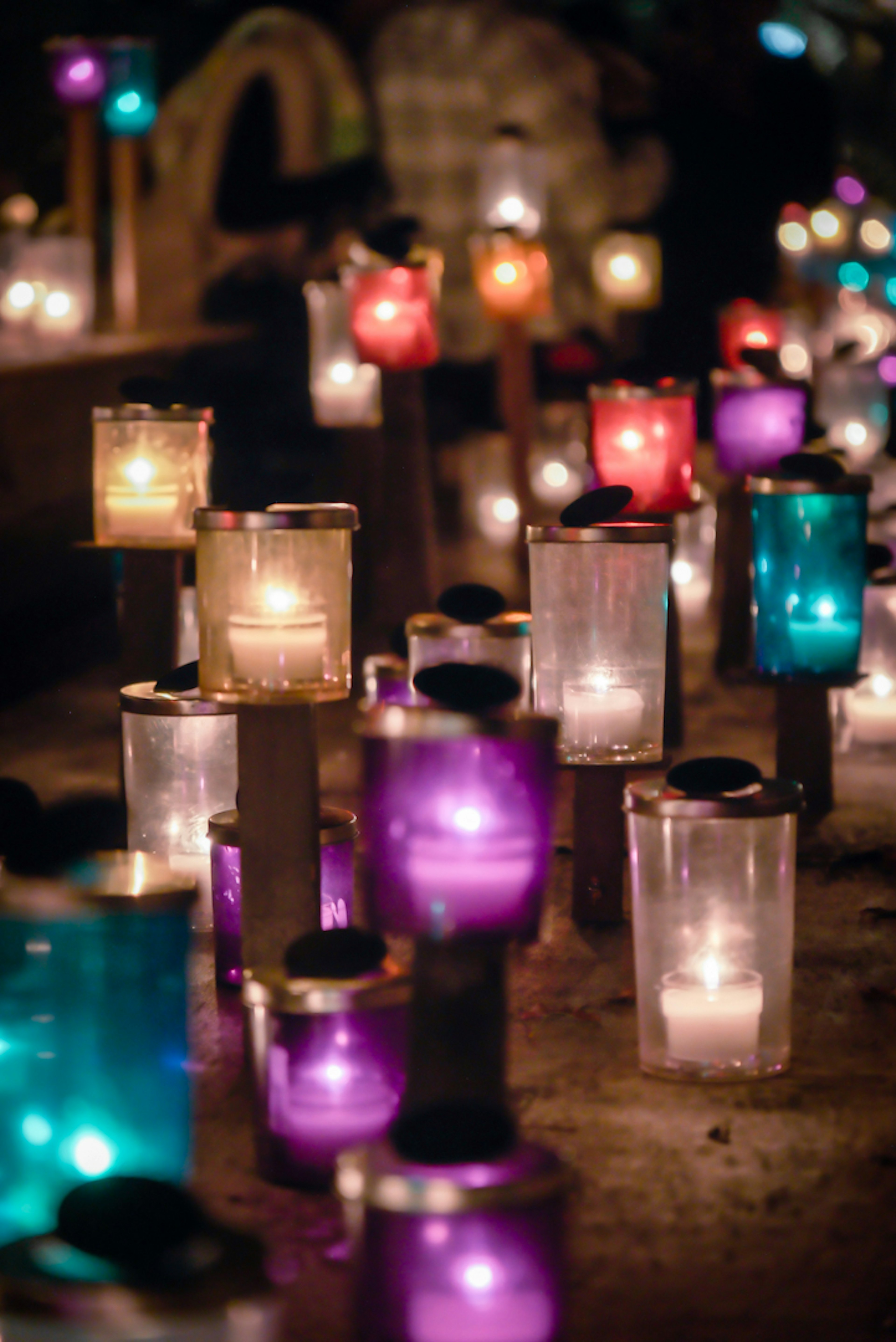 Una escena mágica de velas coloridas dispuestas en varios tonos