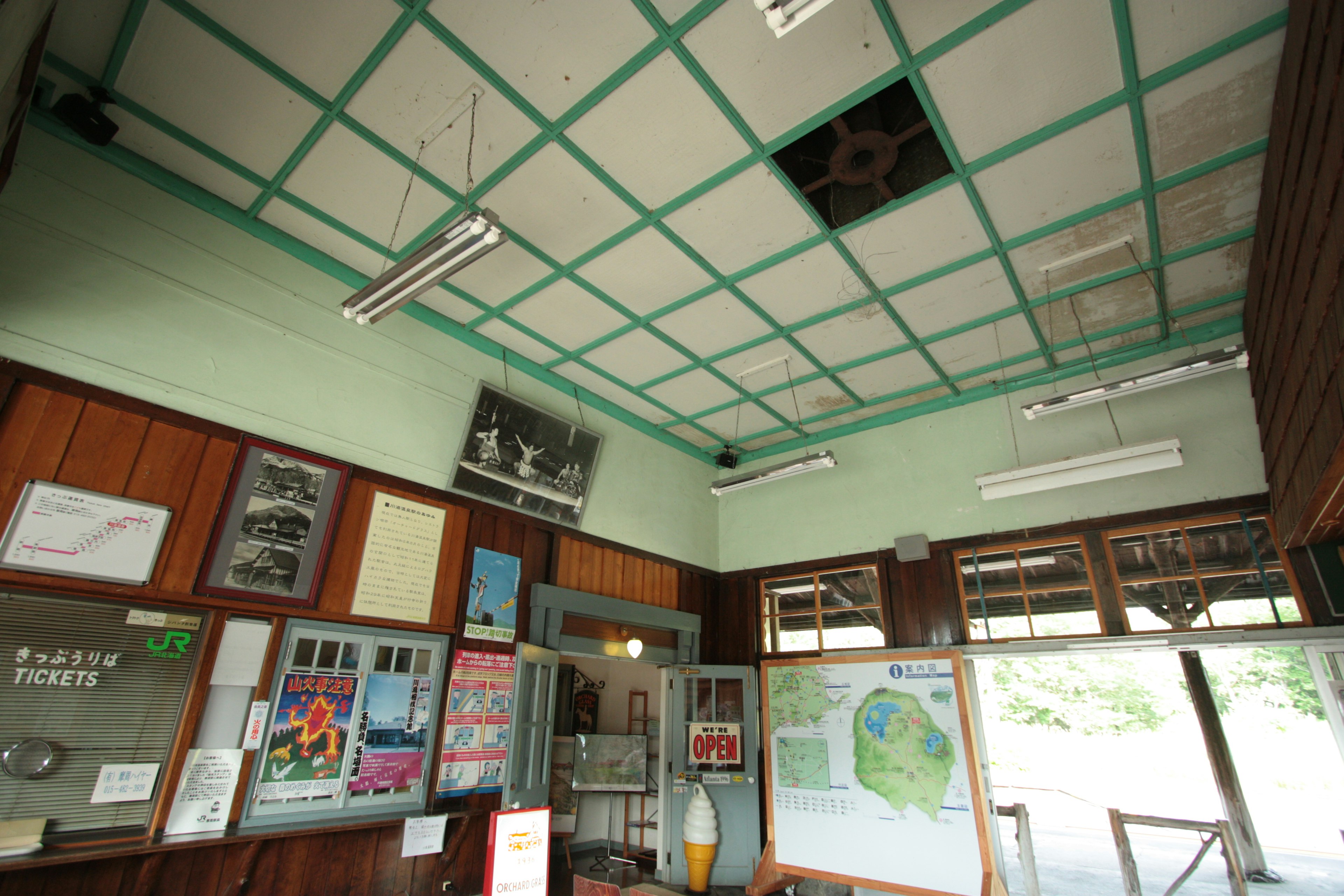 Intérieur d'un vieux bâtiment avec un plafond vert et des murs en bois